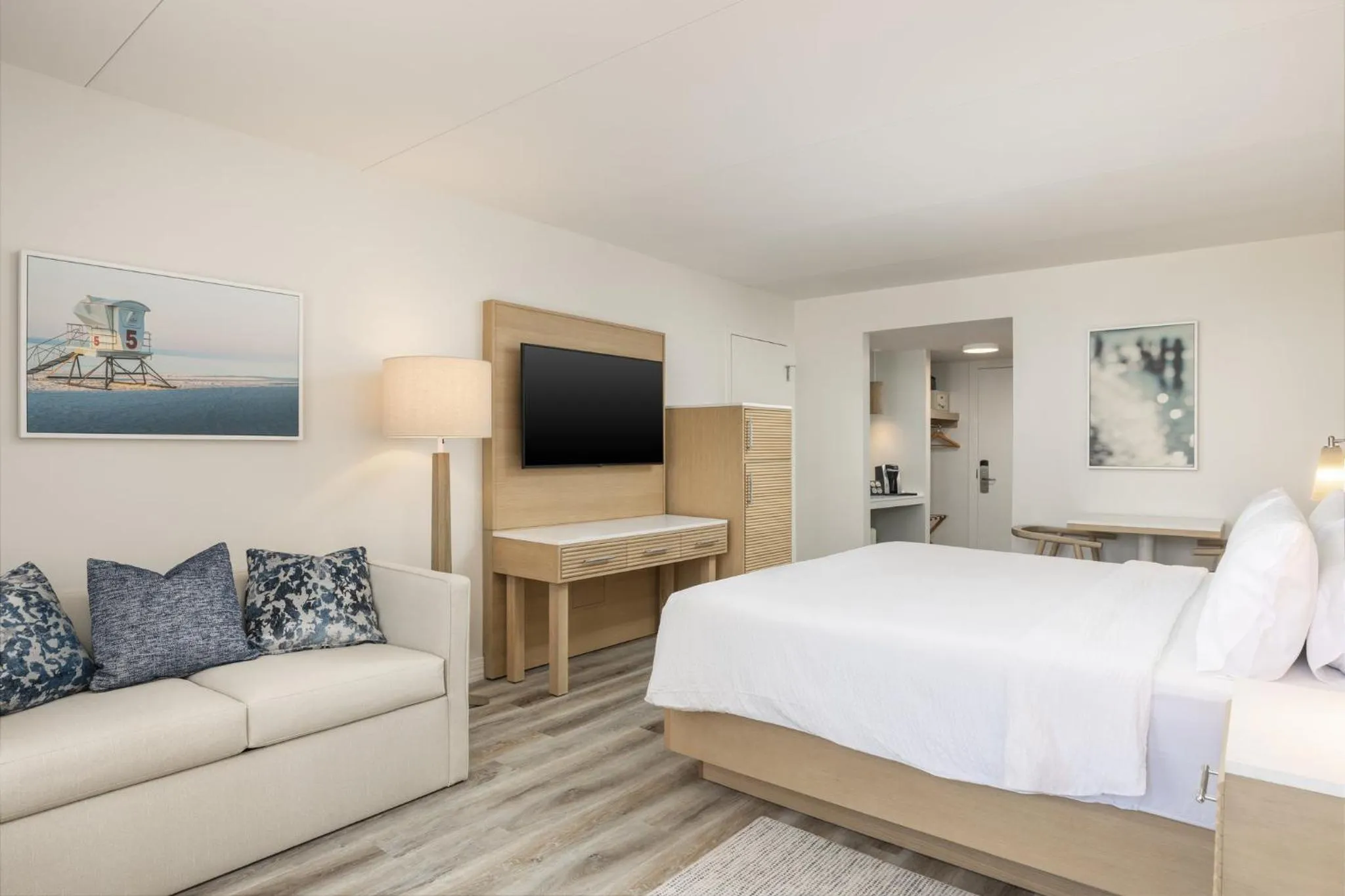 Photo of the whole room, Bed in Holiday Inn Resort Galveston - On The Beach by IHG