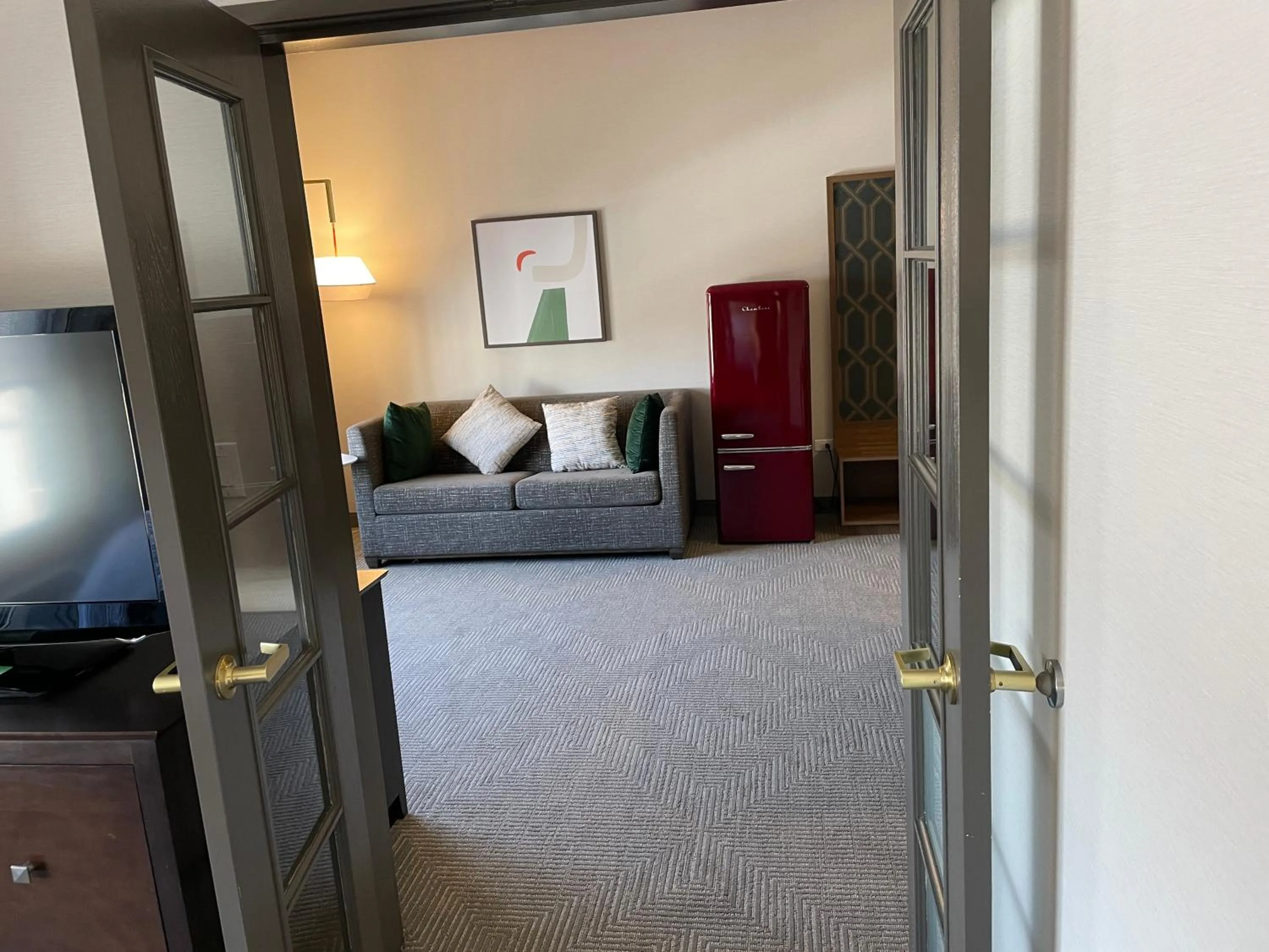 Photo of the whole room, Bed in Holiday Inn Hotel & Suites Chicago Northwest - Elgin by IHG