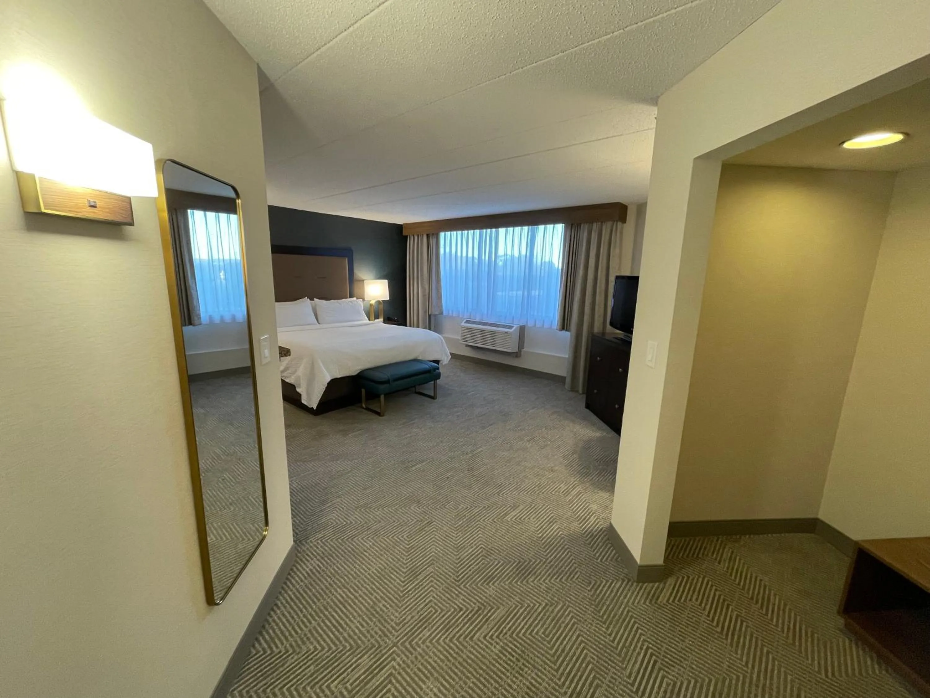 Bedroom, Bed in Holiday Inn Hotel & Suites Chicago Northwest - Elgin by IHG