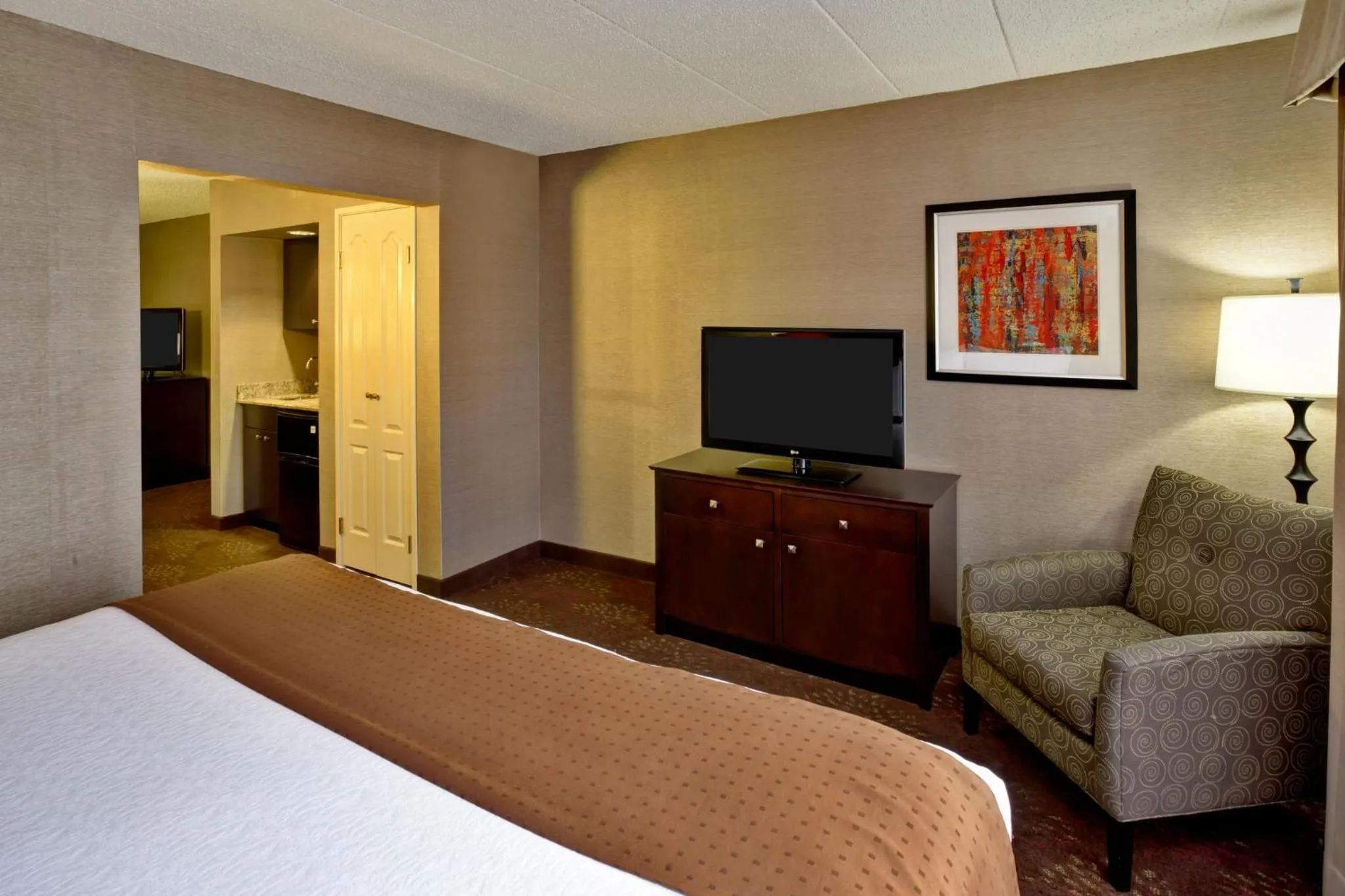 Photo of the whole room, Bed in Holiday Inn Hotel & Suites Chicago Northwest - Elgin by IHG