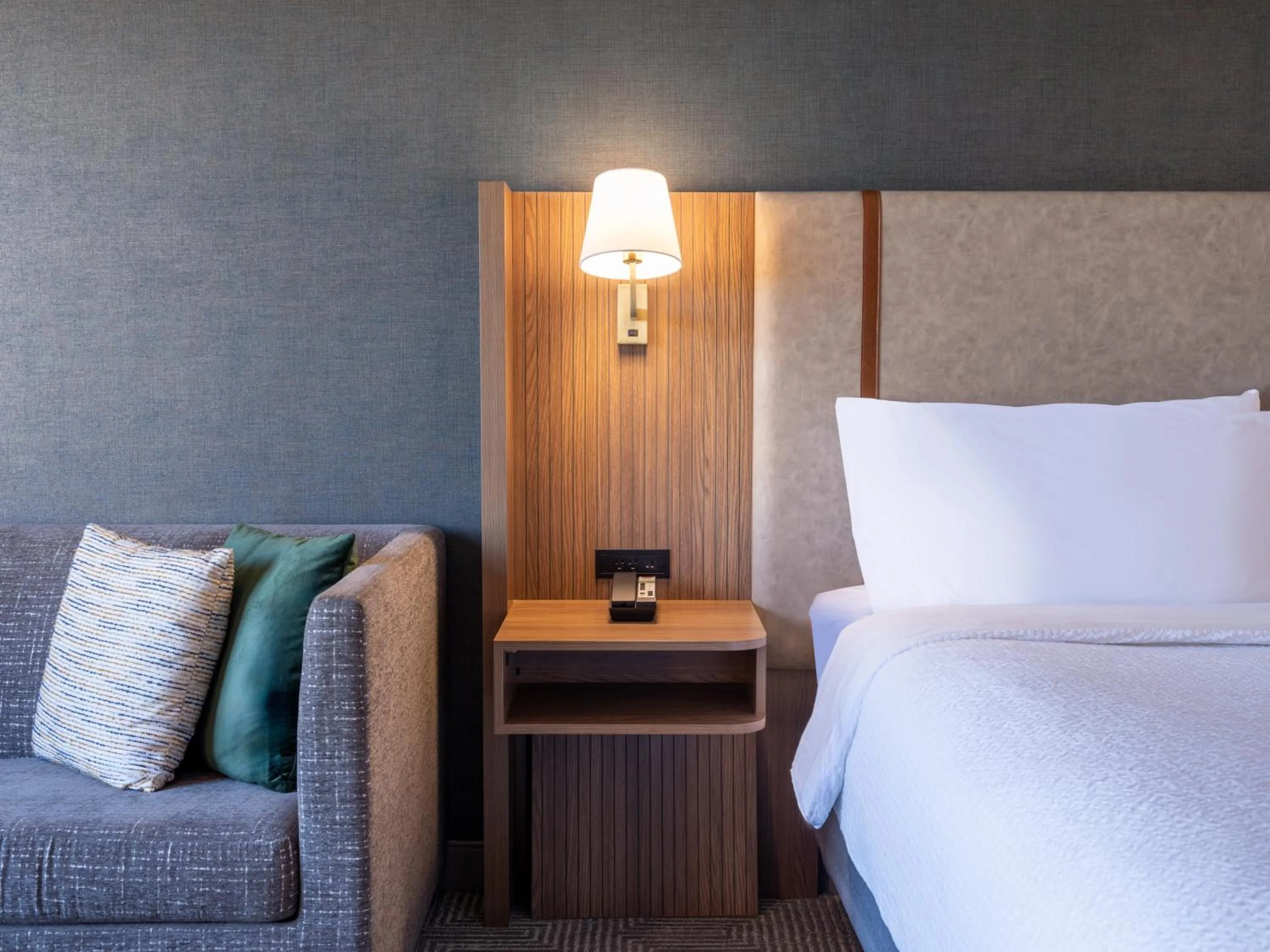 Photo of the whole room, Bed in Holiday Inn Hotel & Suites Chicago Northwest - Elgin by IHG