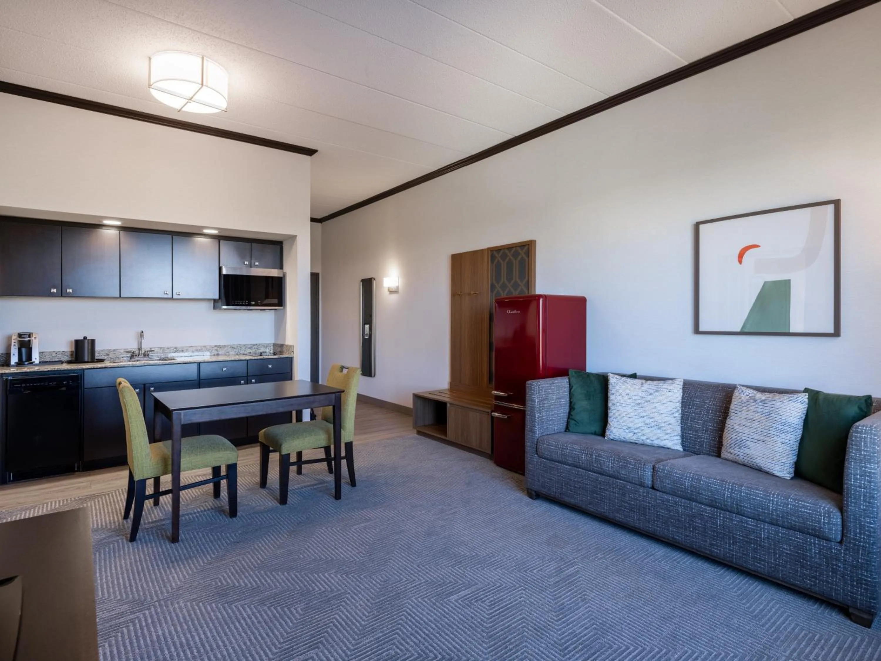 Photo of the whole room in Holiday Inn Hotel & Suites Chicago Northwest - Elgin by IHG