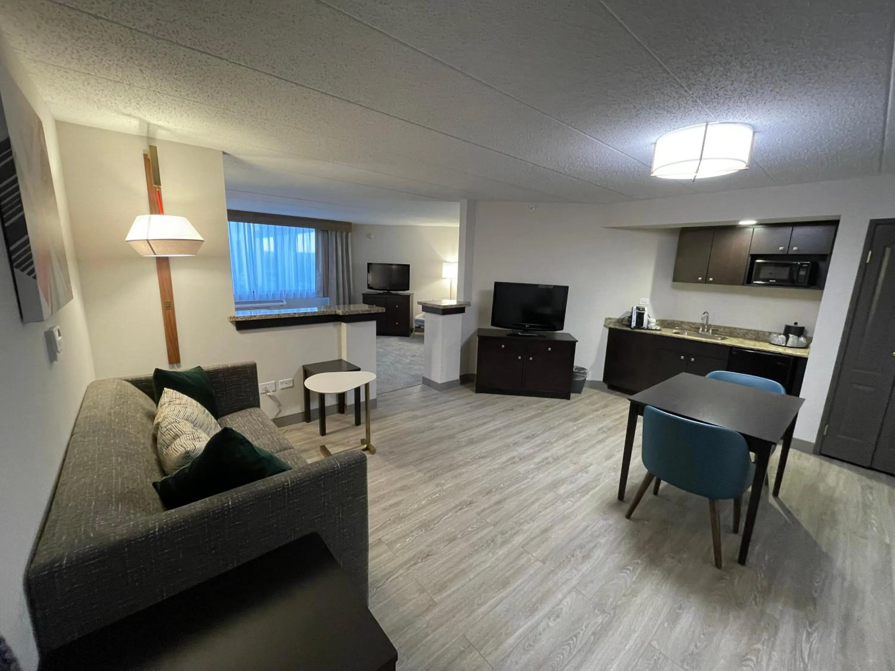 Seating area in Holiday Inn Hotel & Suites Chicago Northwest - Elgin by IHG