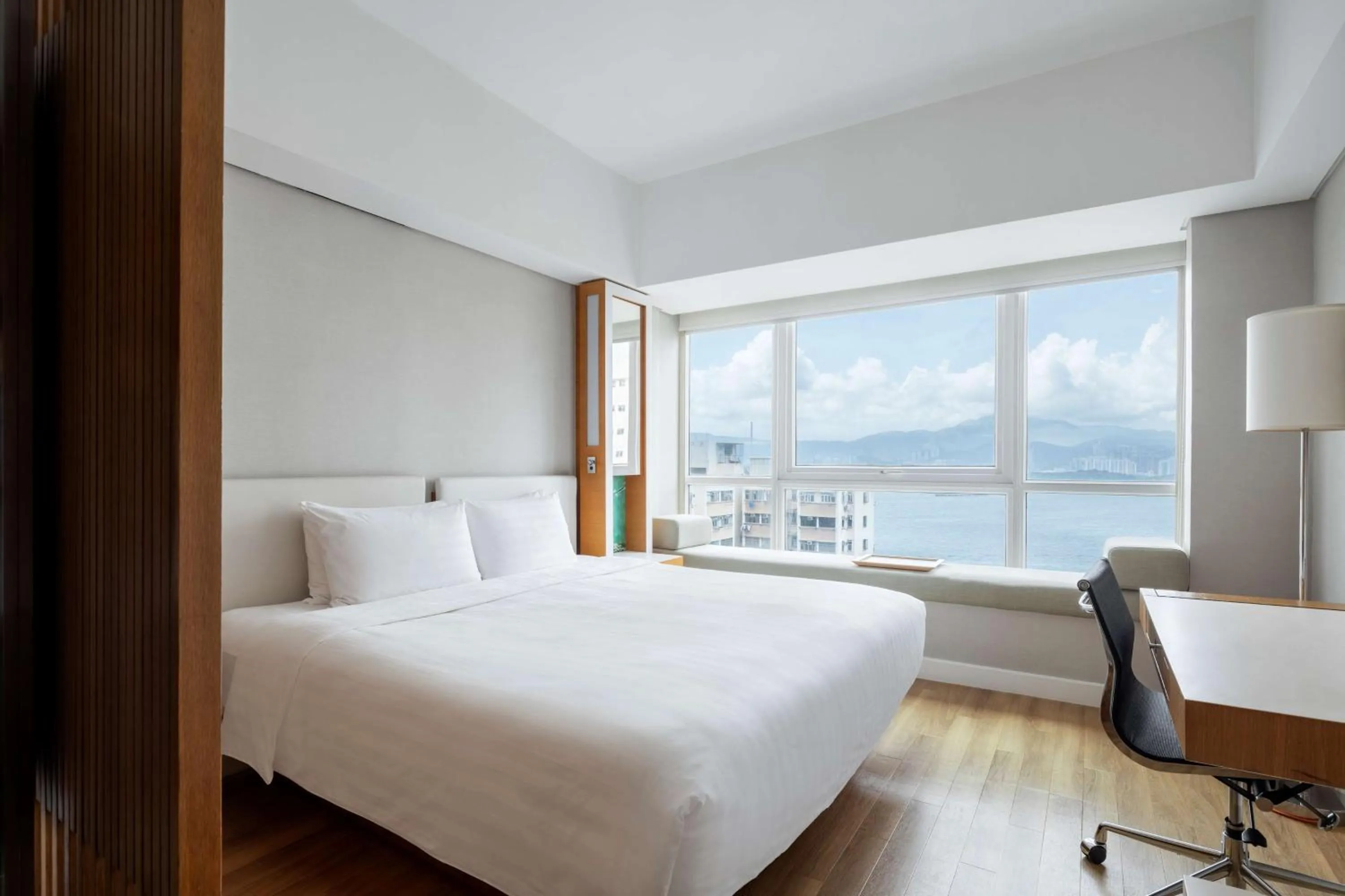 Photo of the whole room, Bed in Jen Hong Kong by Shangri-La