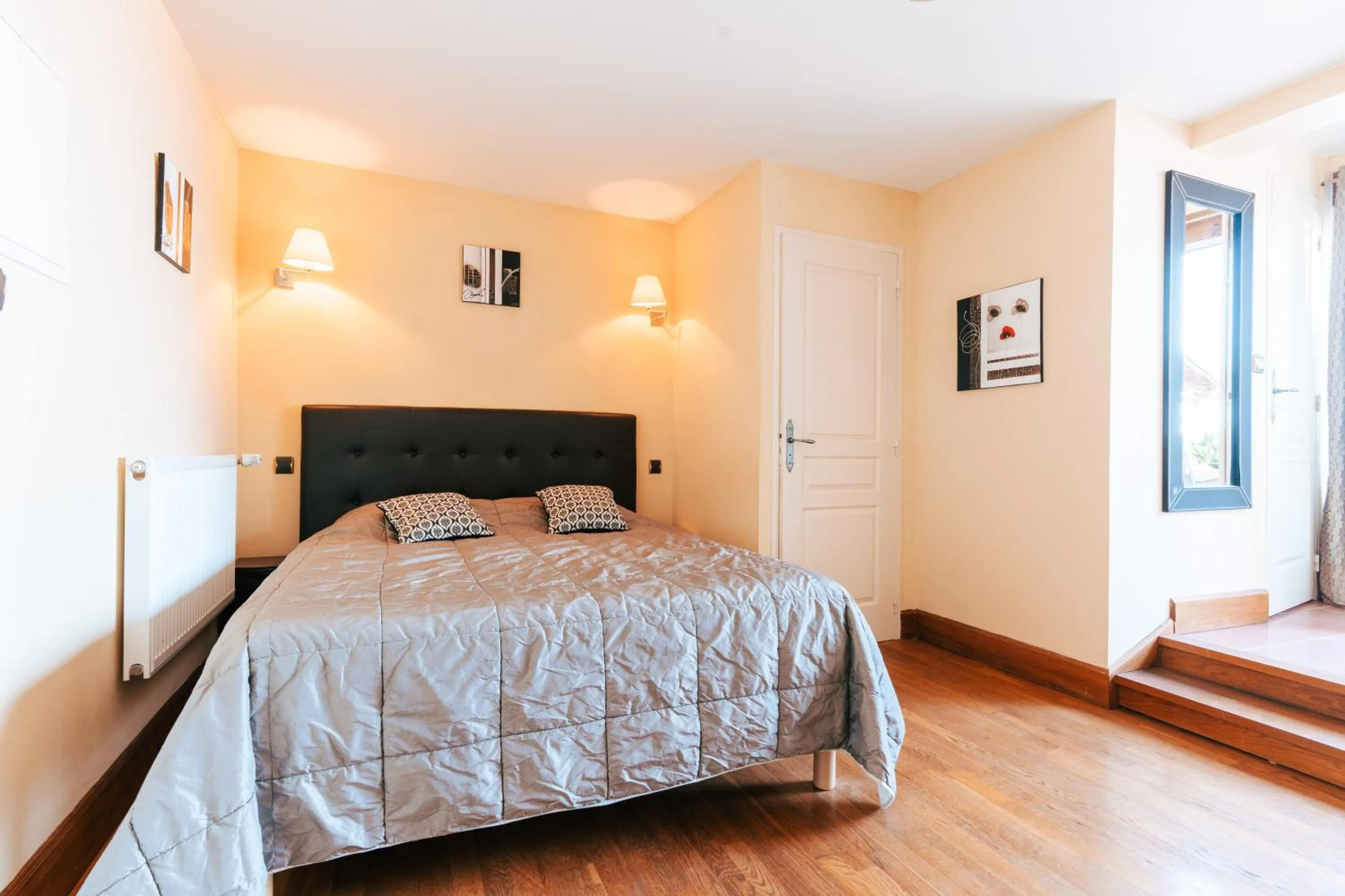 Bedroom, Bed in Hotel des Consuls