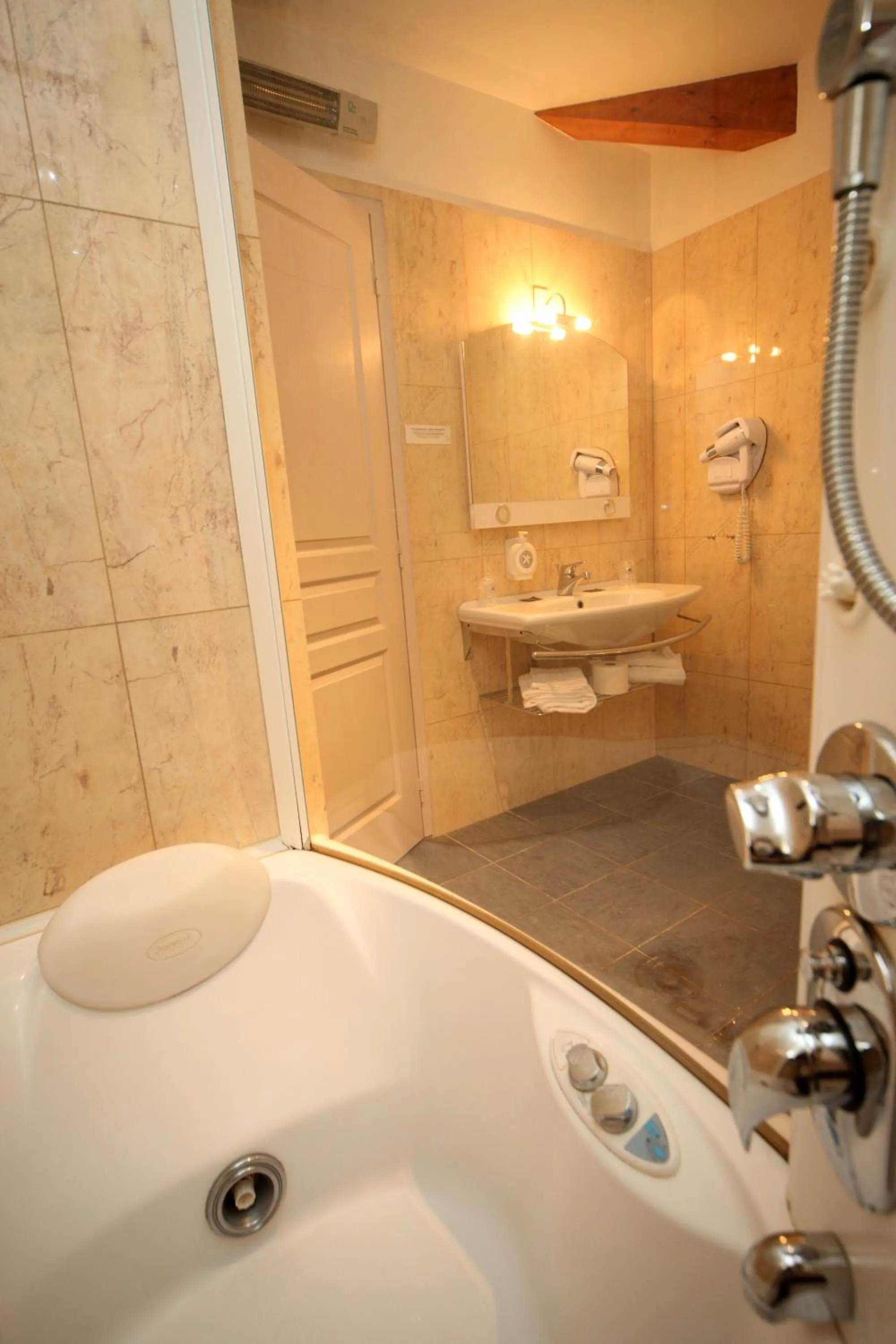 Bathroom in Hotel des Consuls