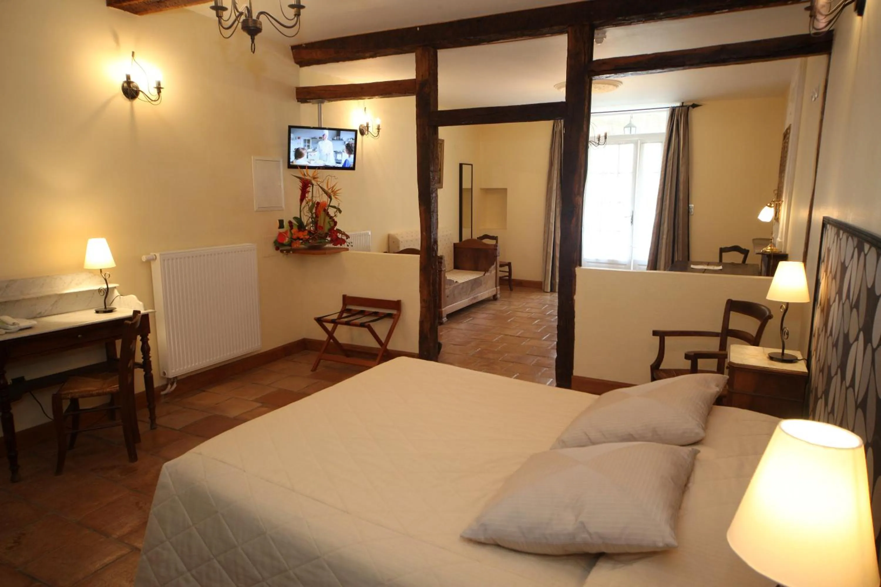 Photo of the whole room, Bed in Hotel des Consuls