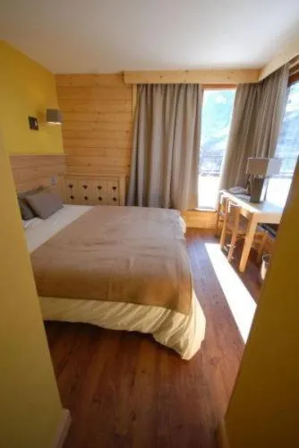 Photo of the whole room, Bed in Hotel Le Monal