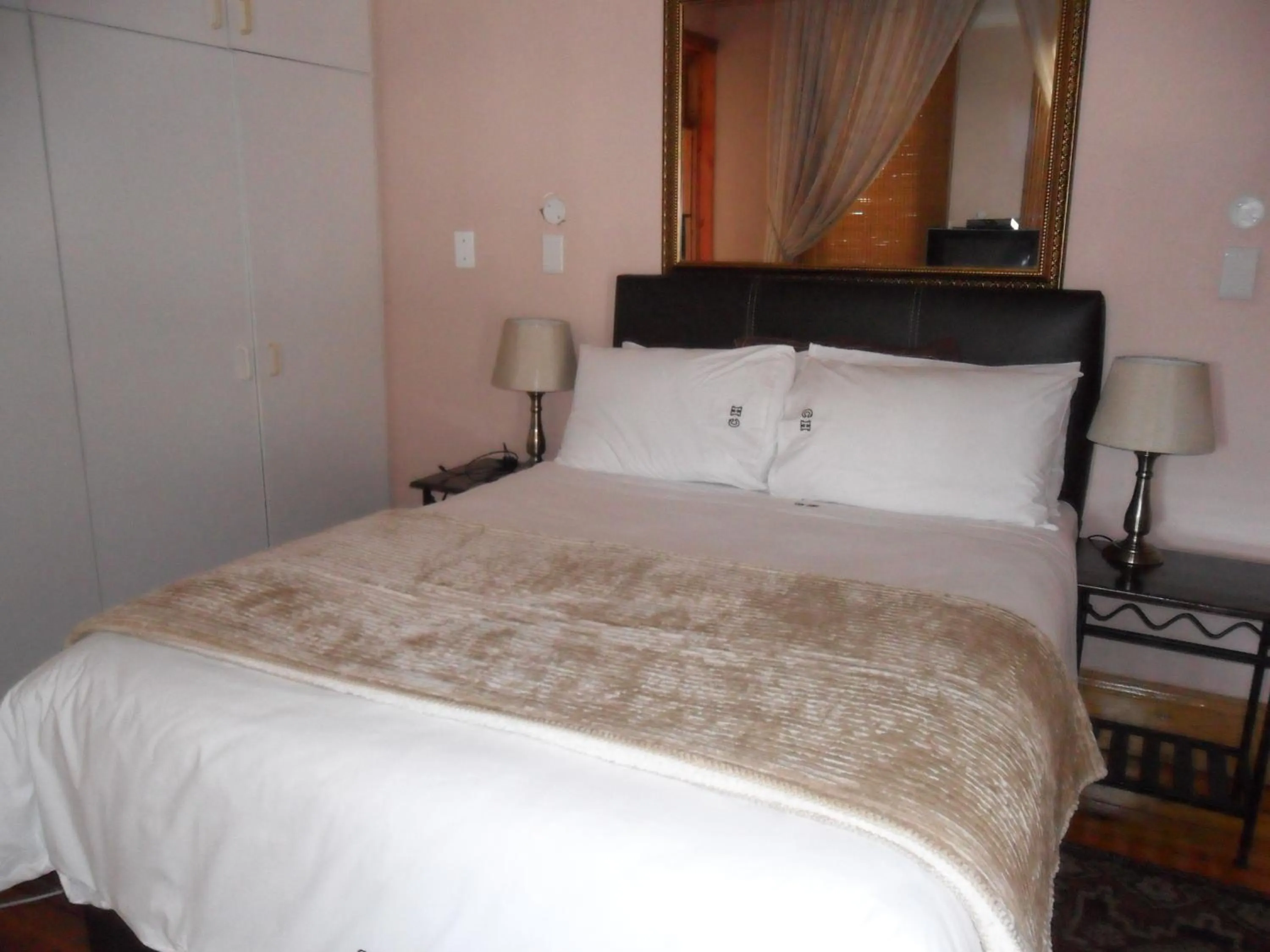 Photo of the whole room, Bed in Convent Hill Lodge