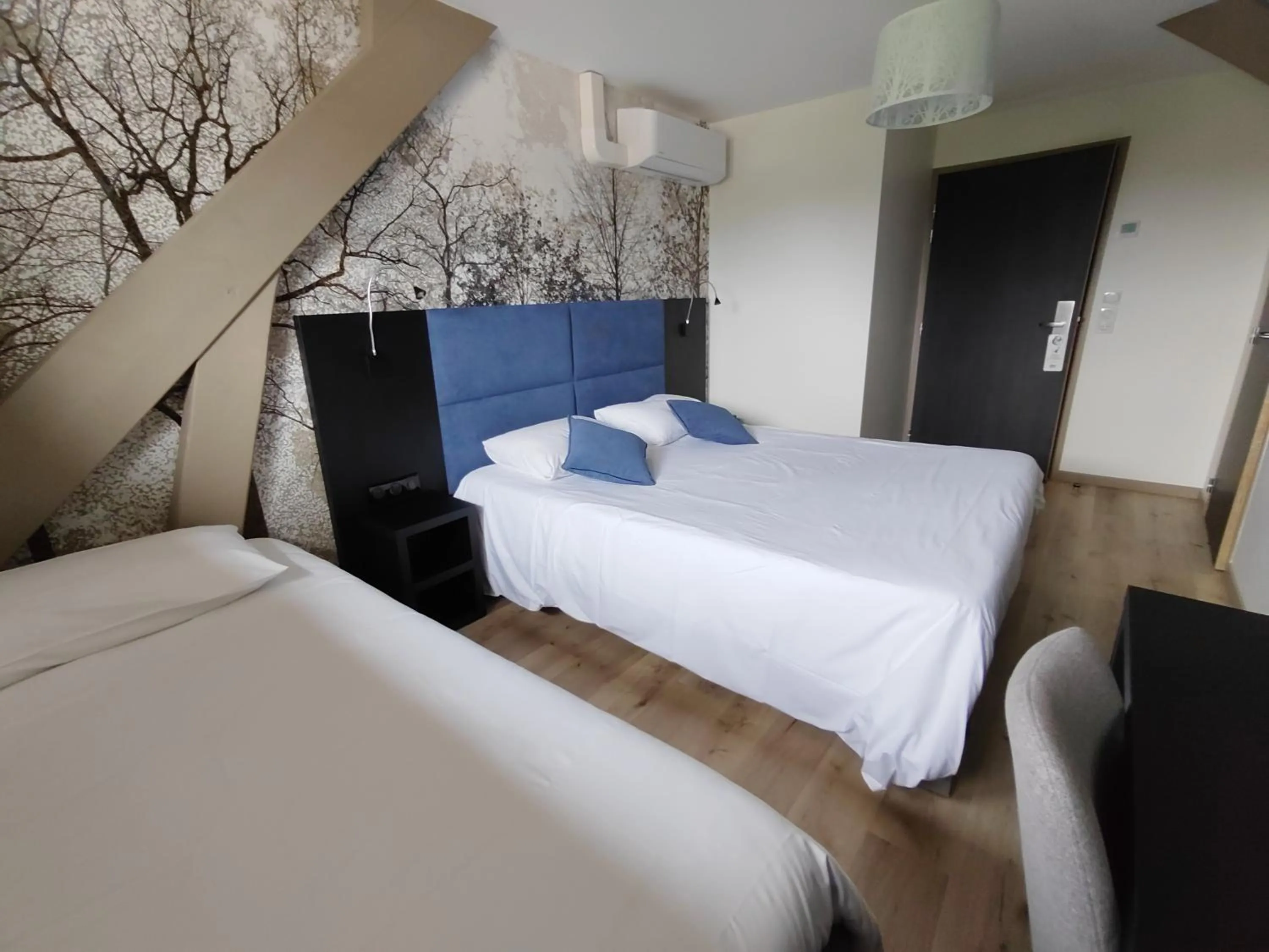 Photo of the whole room, Bed in Relais Saint Michel