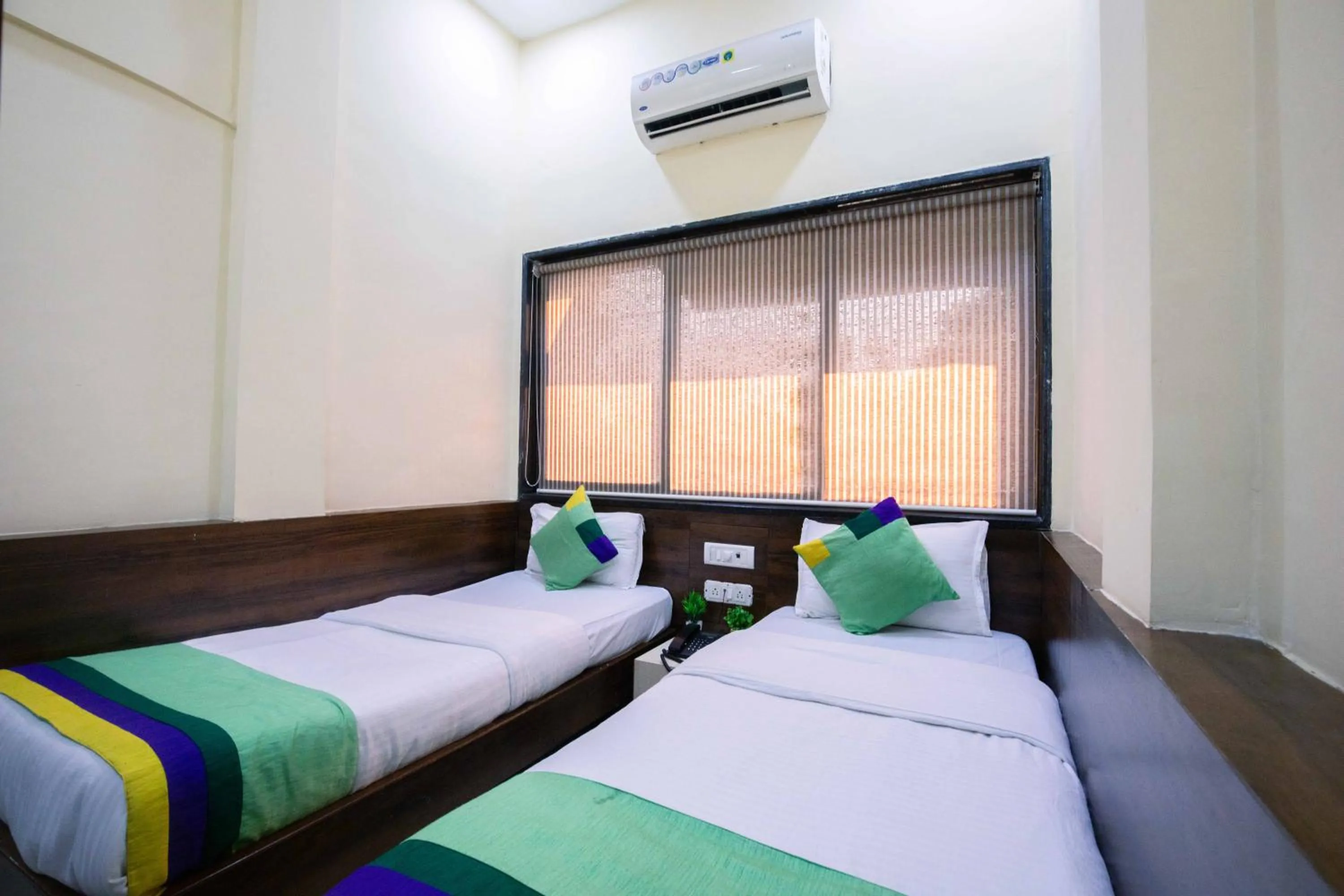 Bedroom, Bed in Treebo Hiramani Parel Lalbaug