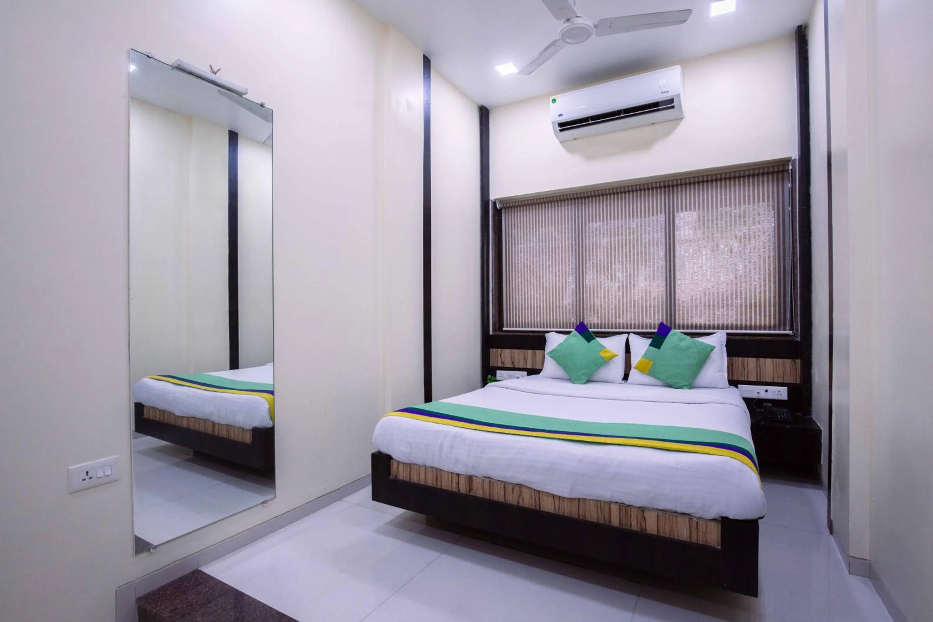 Bedroom, Bed in Treebo Hiramani Parel Lalbaug