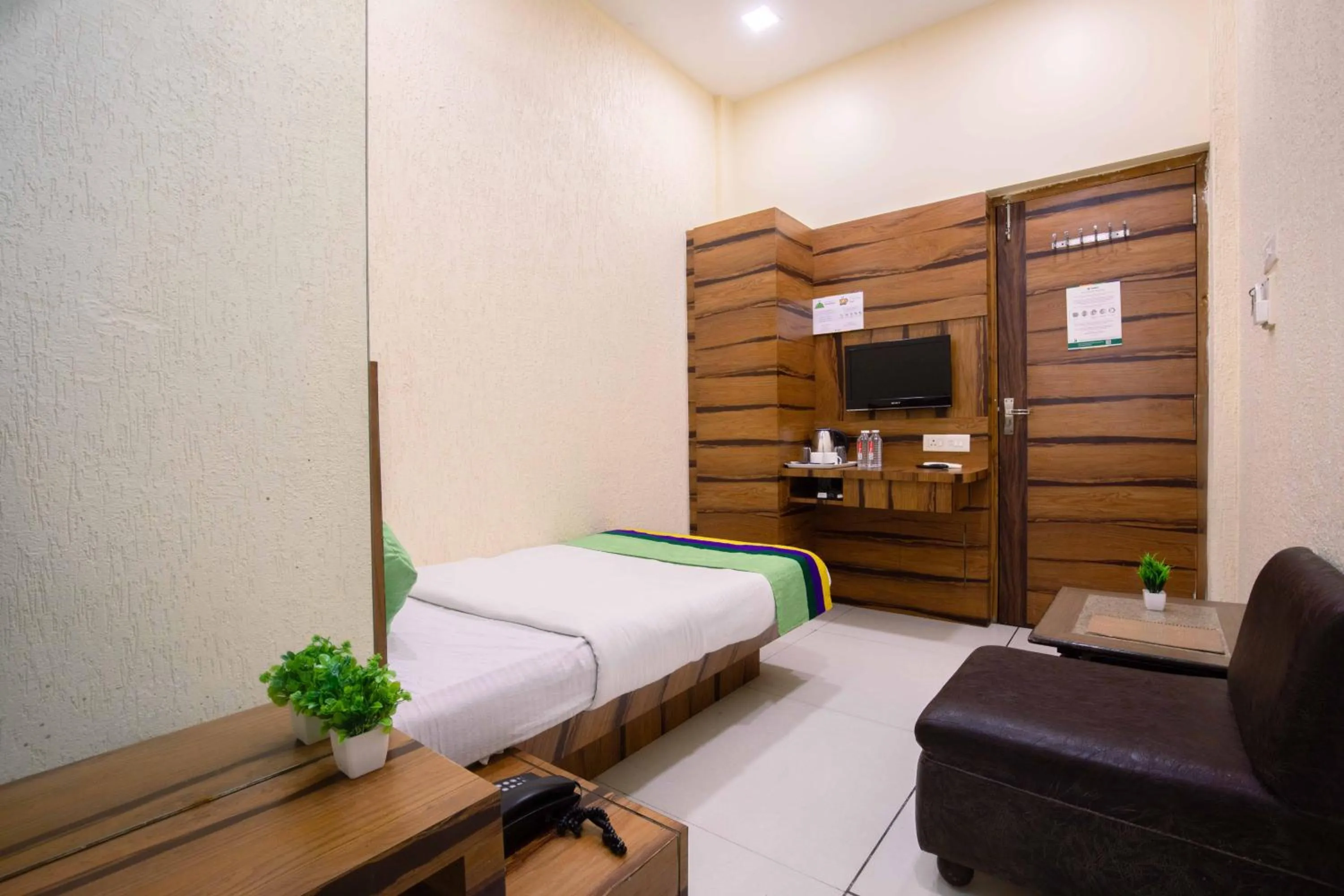 Bedroom, Bed in Treebo Hiramani Parel Lalbaug