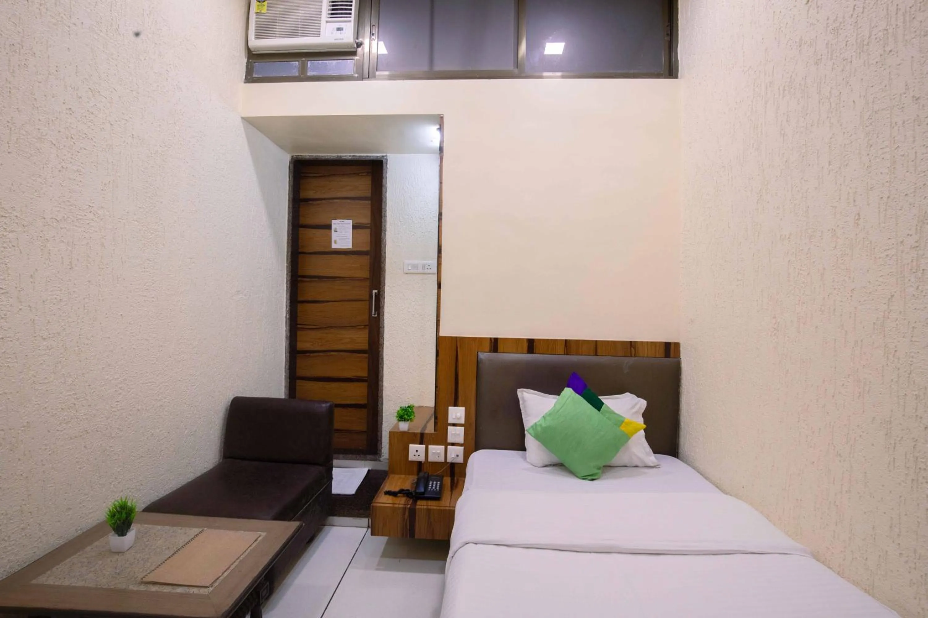 Bedroom, Bed in Treebo Hiramani Parel Lalbaug