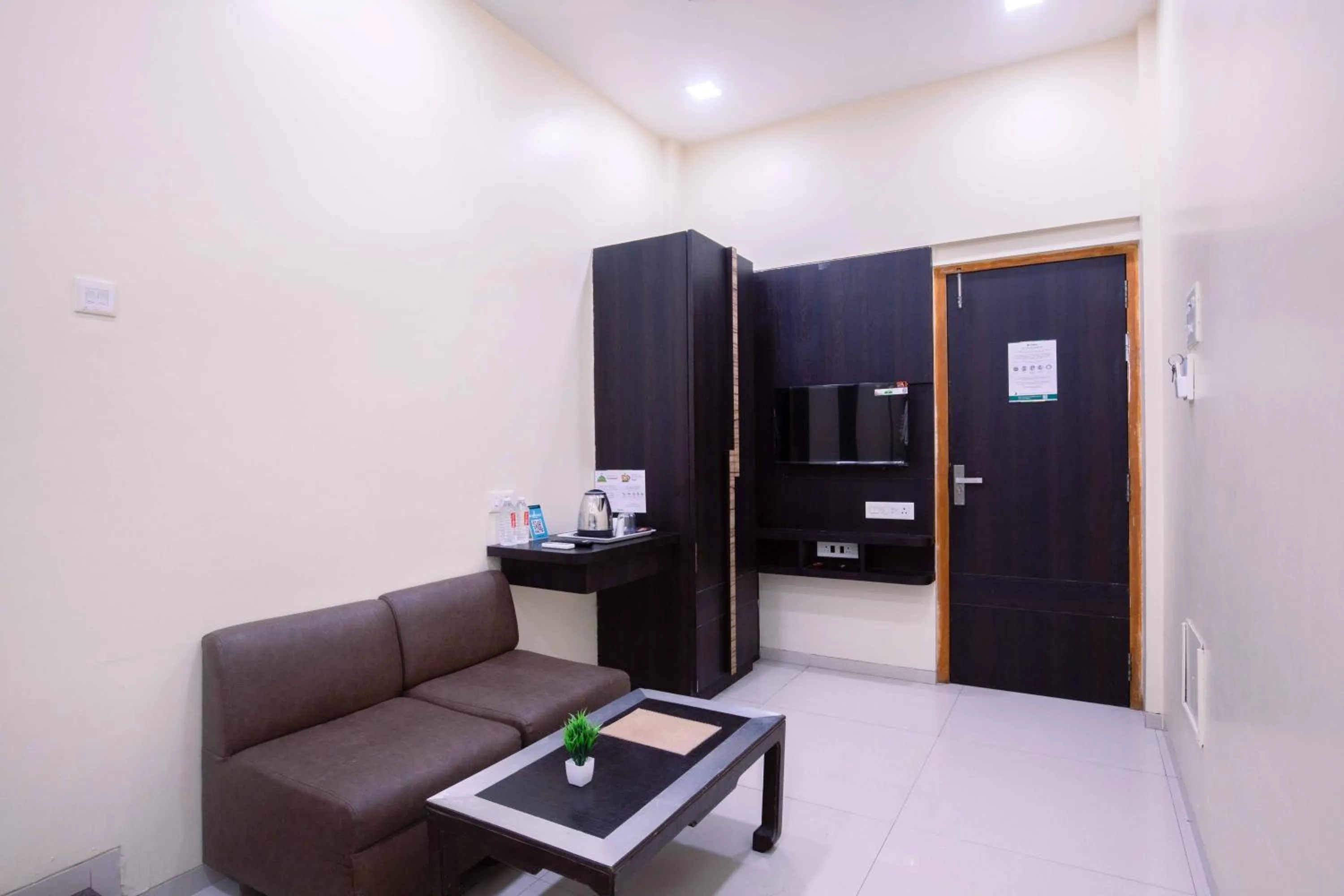 Seating area in Treebo Hiramani Parel Lalbaug