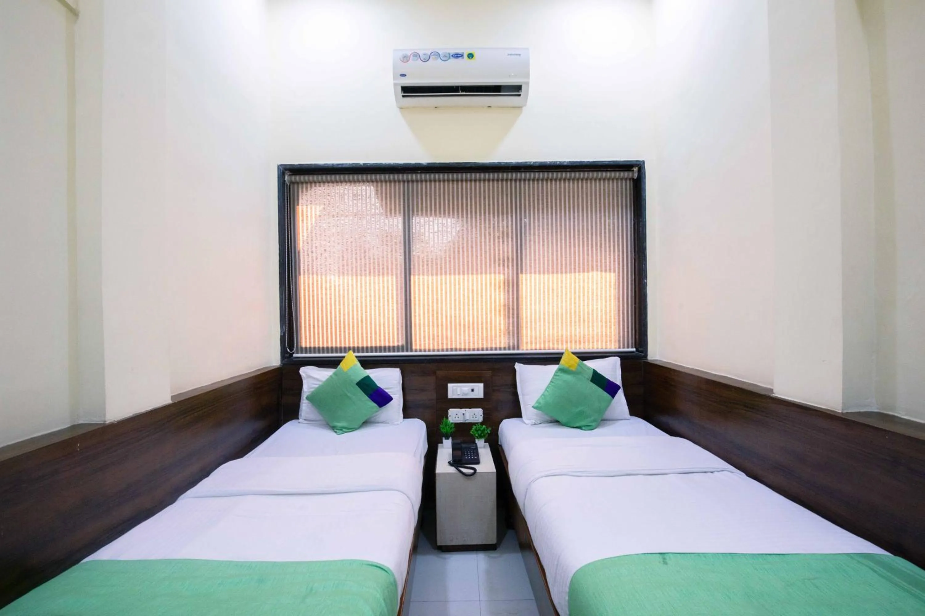 Bedroom, Bed in Treebo Hiramani Parel Lalbaug