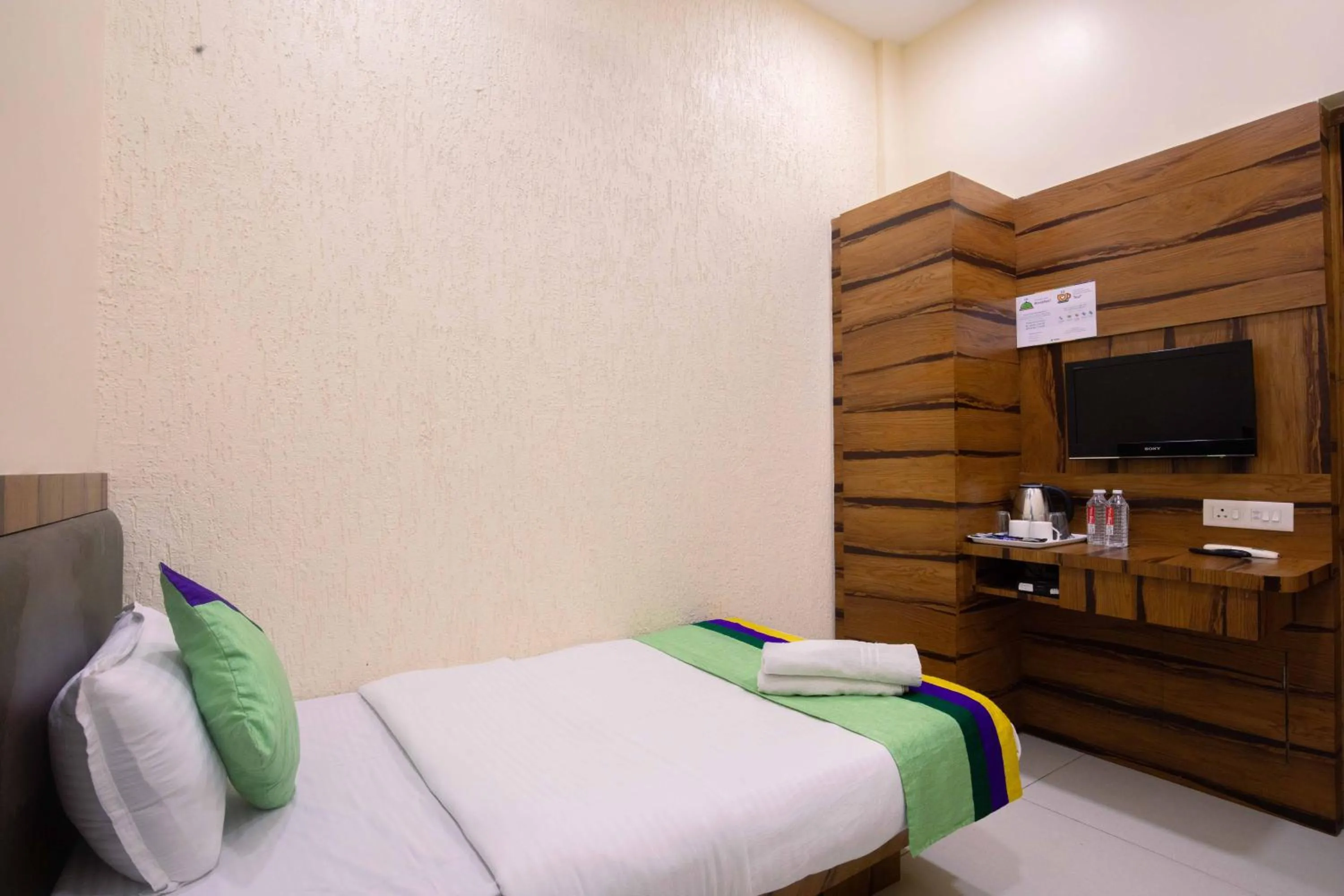 Bedroom, Bed in Treebo Hiramani Parel Lalbaug