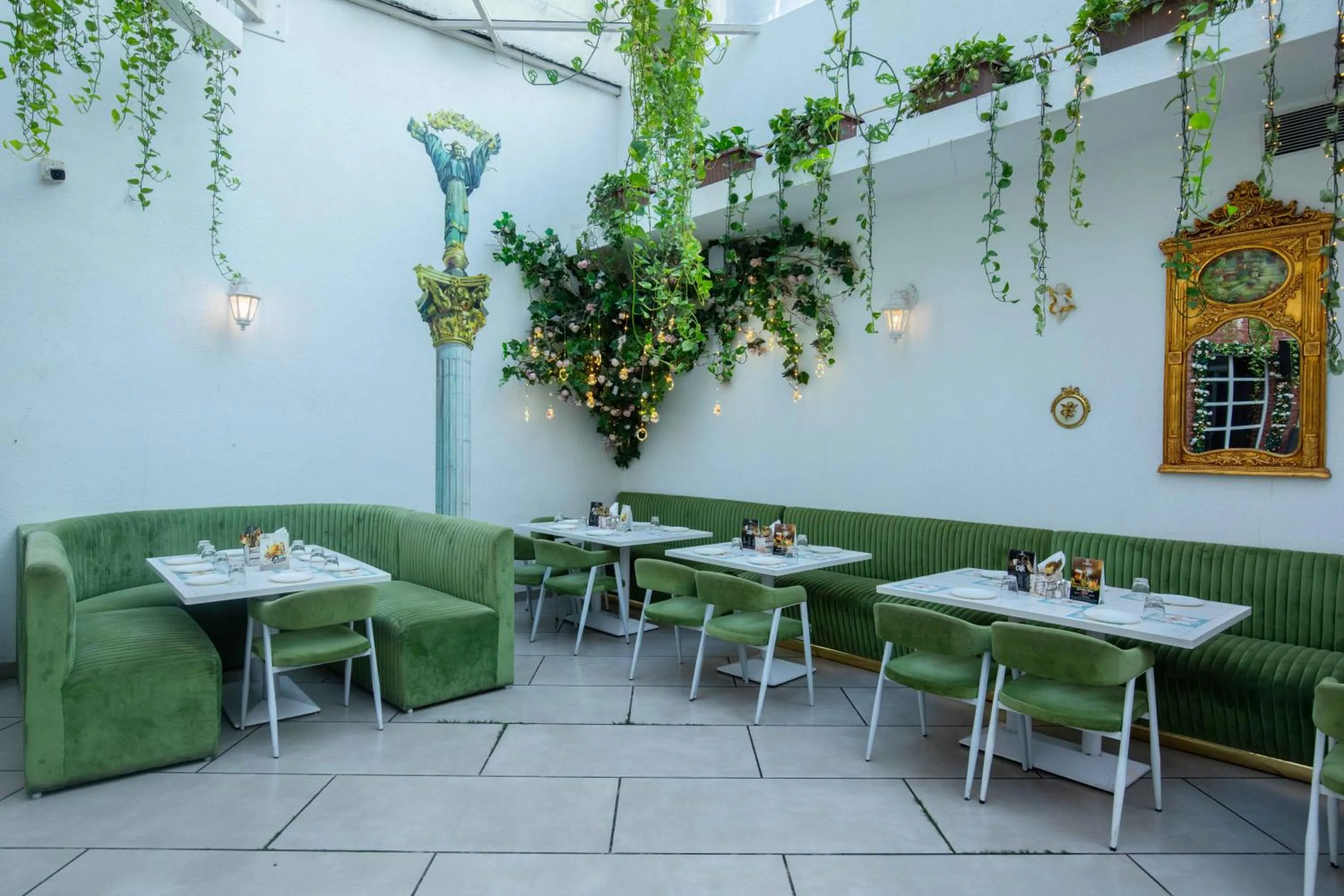 Restaurant/places to eat in Treebo Hiramani Parel Lalbaug