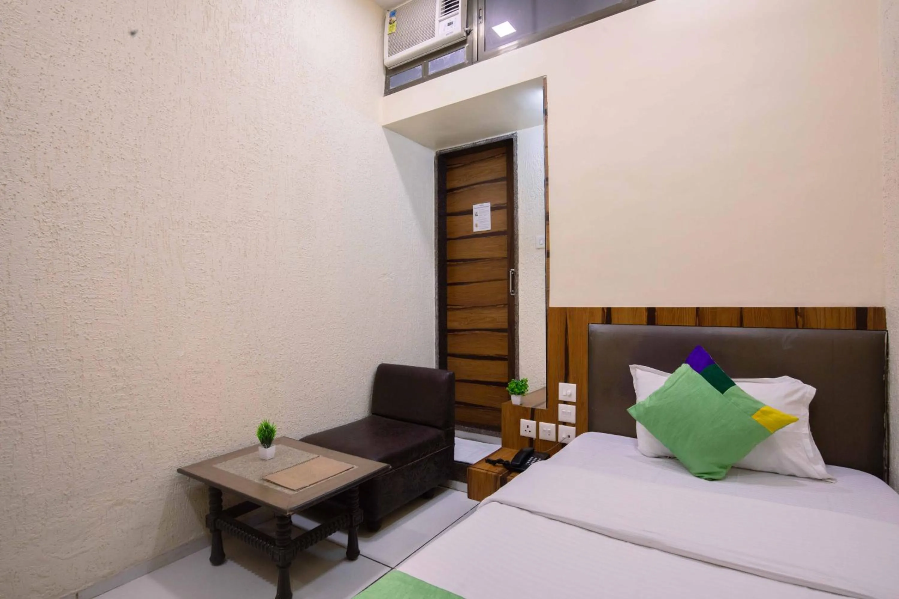 Bedroom, Bed in Treebo Hiramani Parel Lalbaug