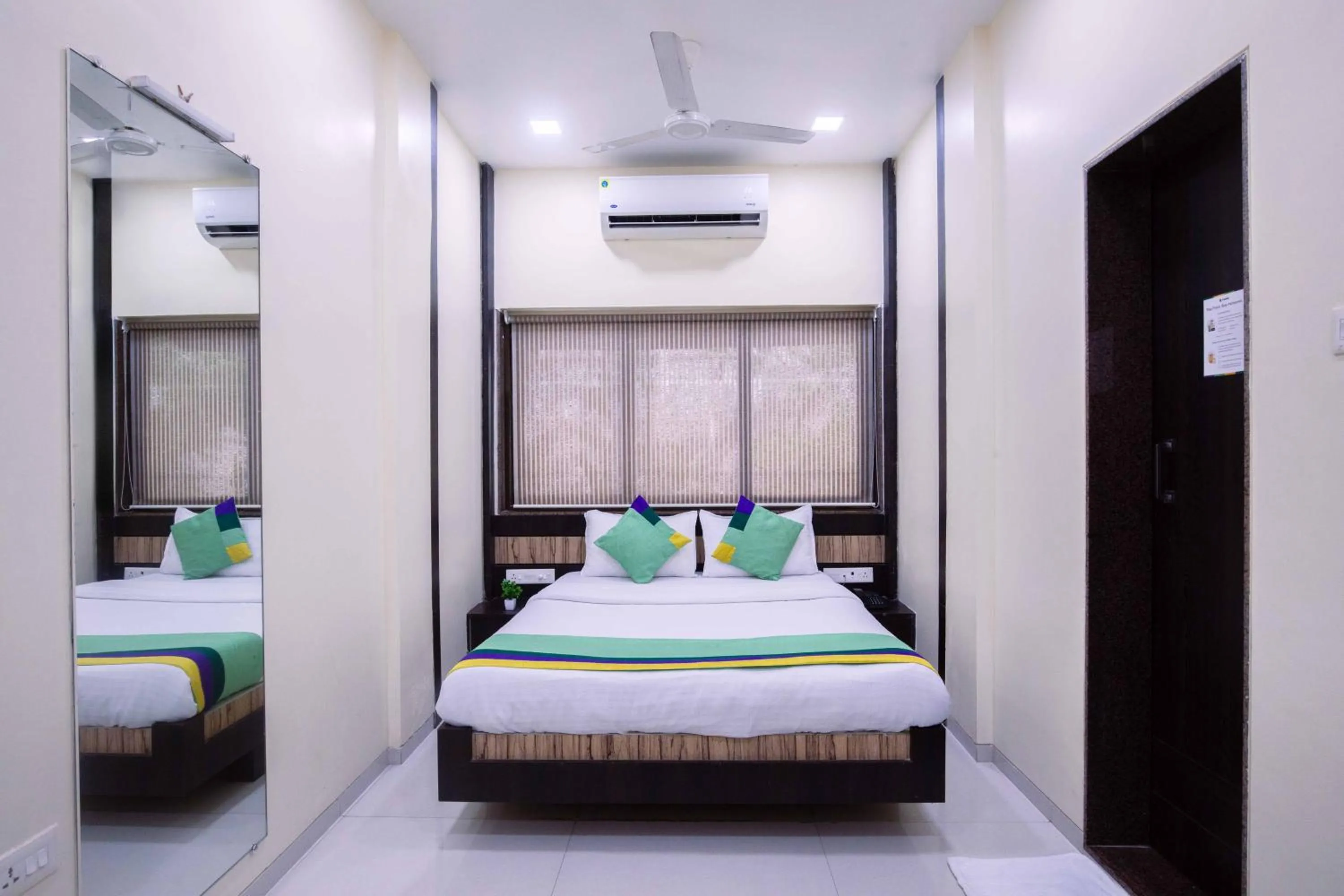 Bedroom, Bed in Treebo Hiramani Parel Lalbaug