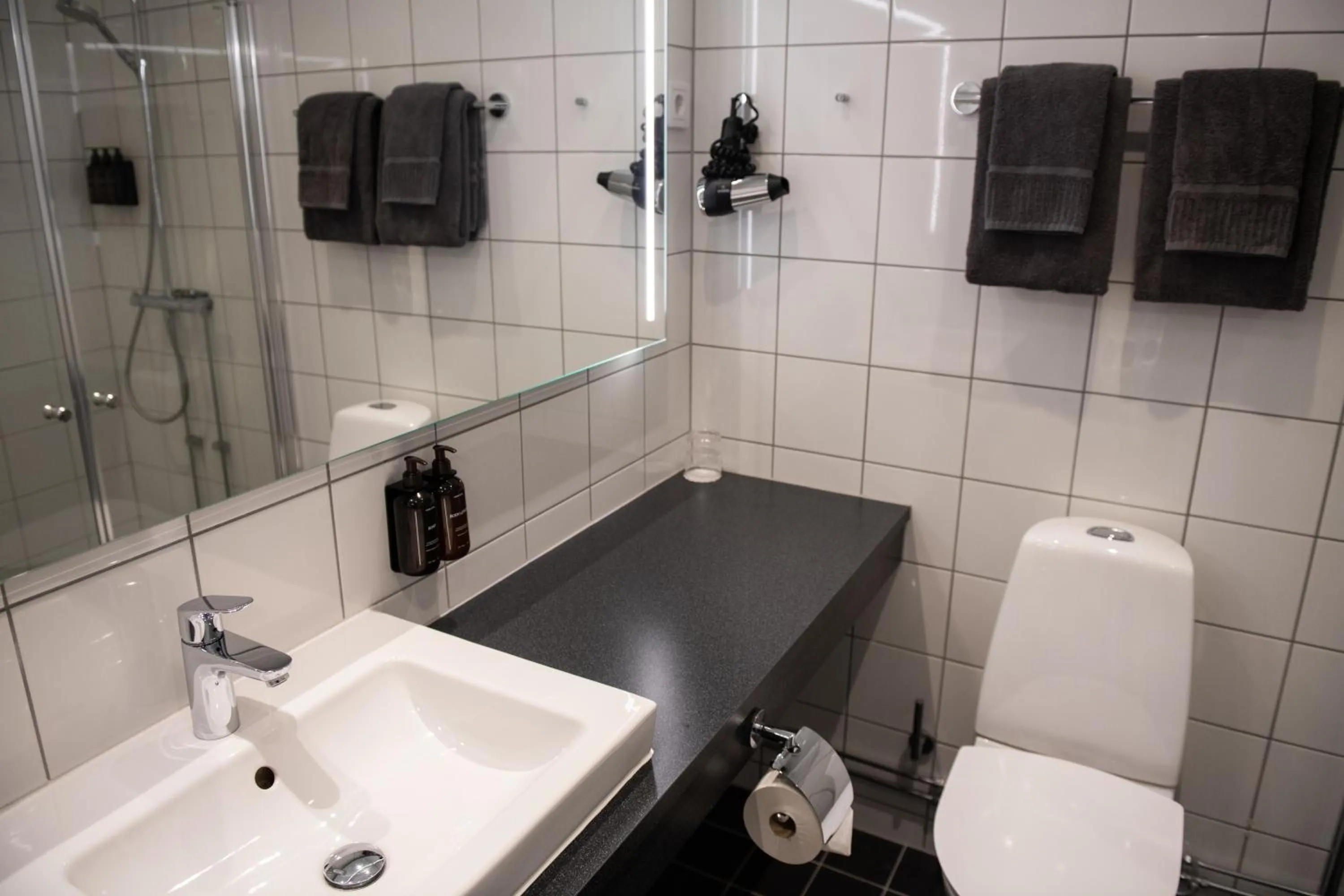 Toilet in Home Hotel Uman