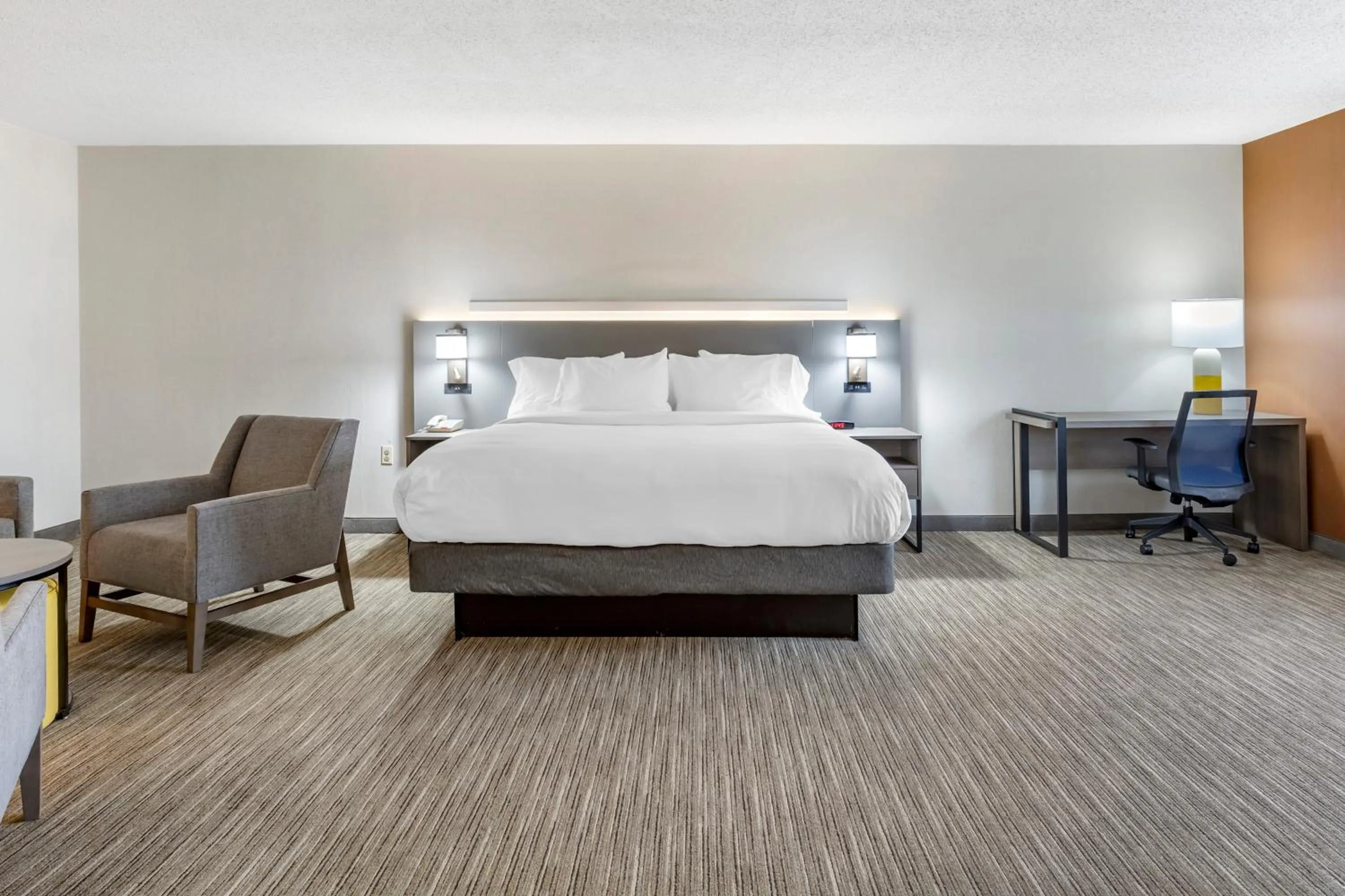 Bedroom, Bed in Comfort Inn Paramus - Hackensack