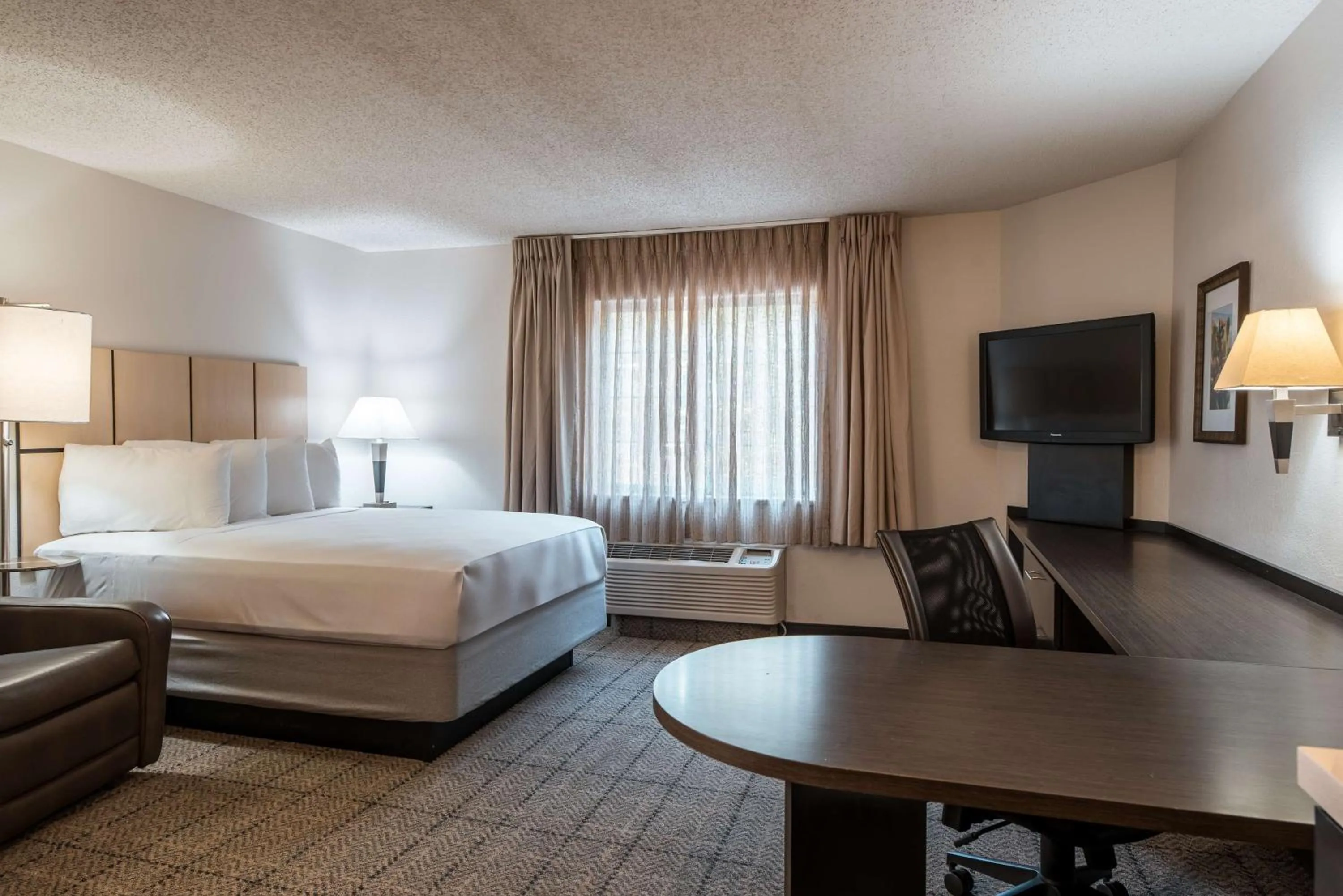Photo of the whole room, Bed in Sonesta Simply Suites Fort Worth