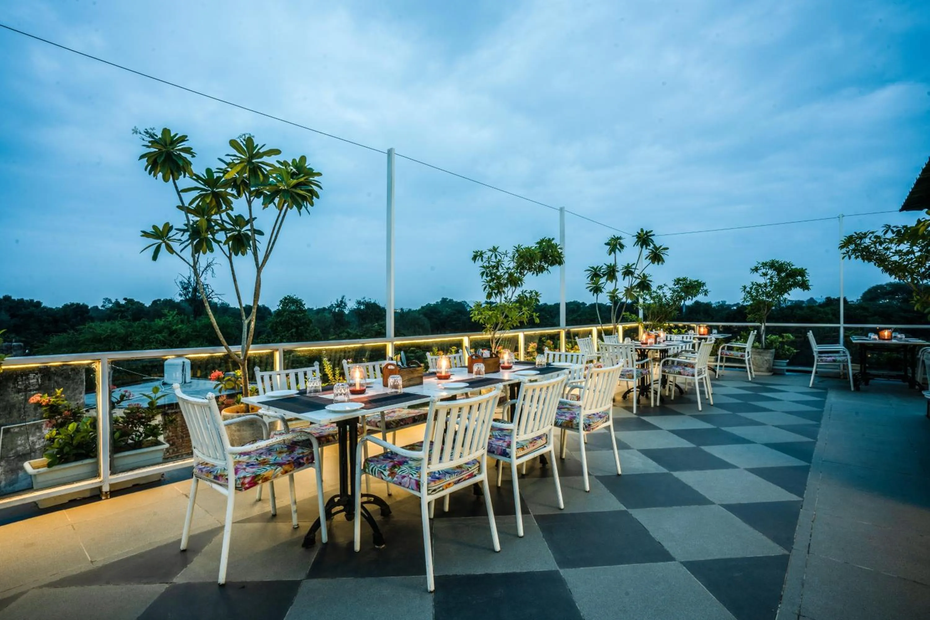 Restaurant/places to eat in Tripli Hotels Shiv Villas