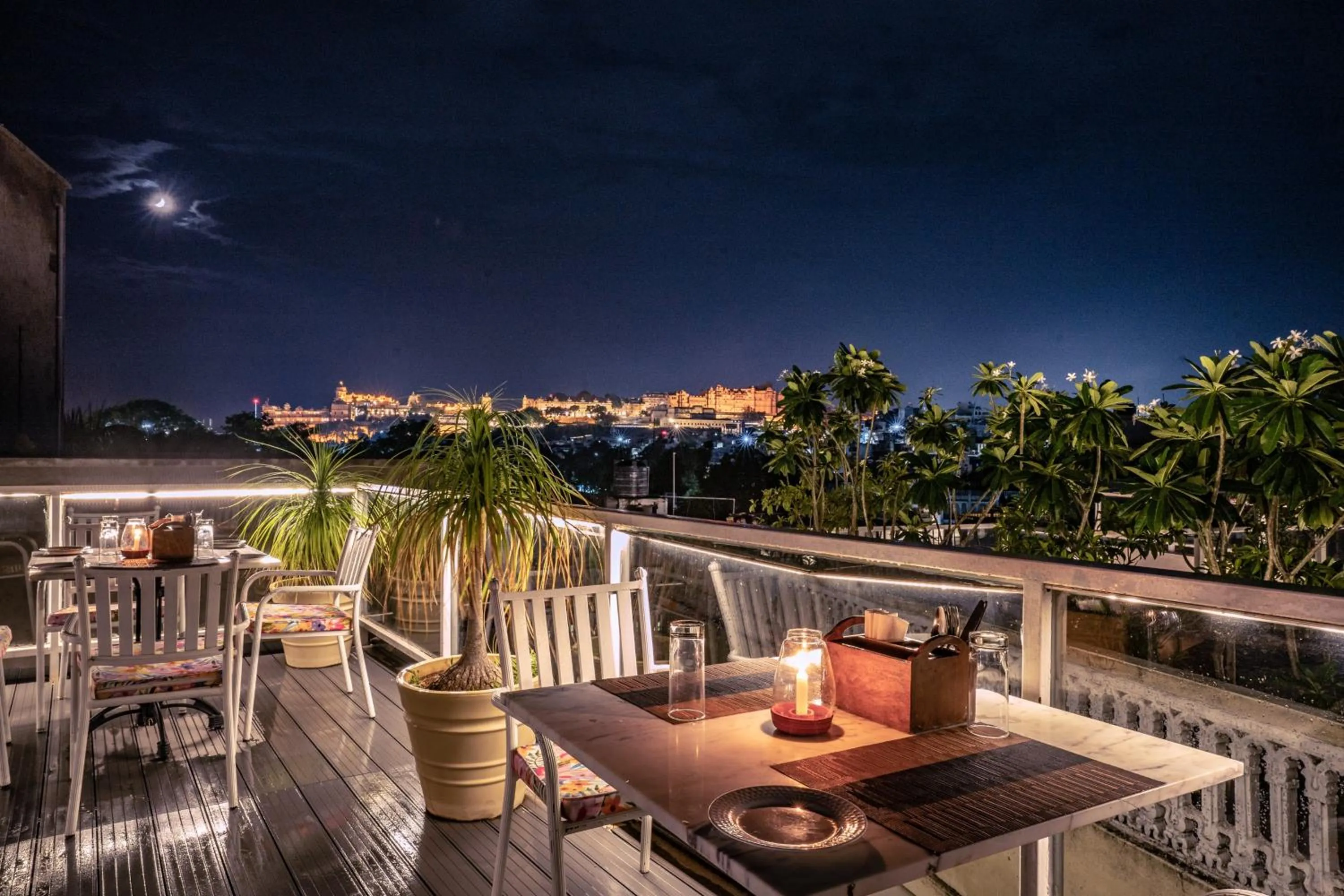 Restaurant/places to eat in Tripli Hotels Shiv Villas