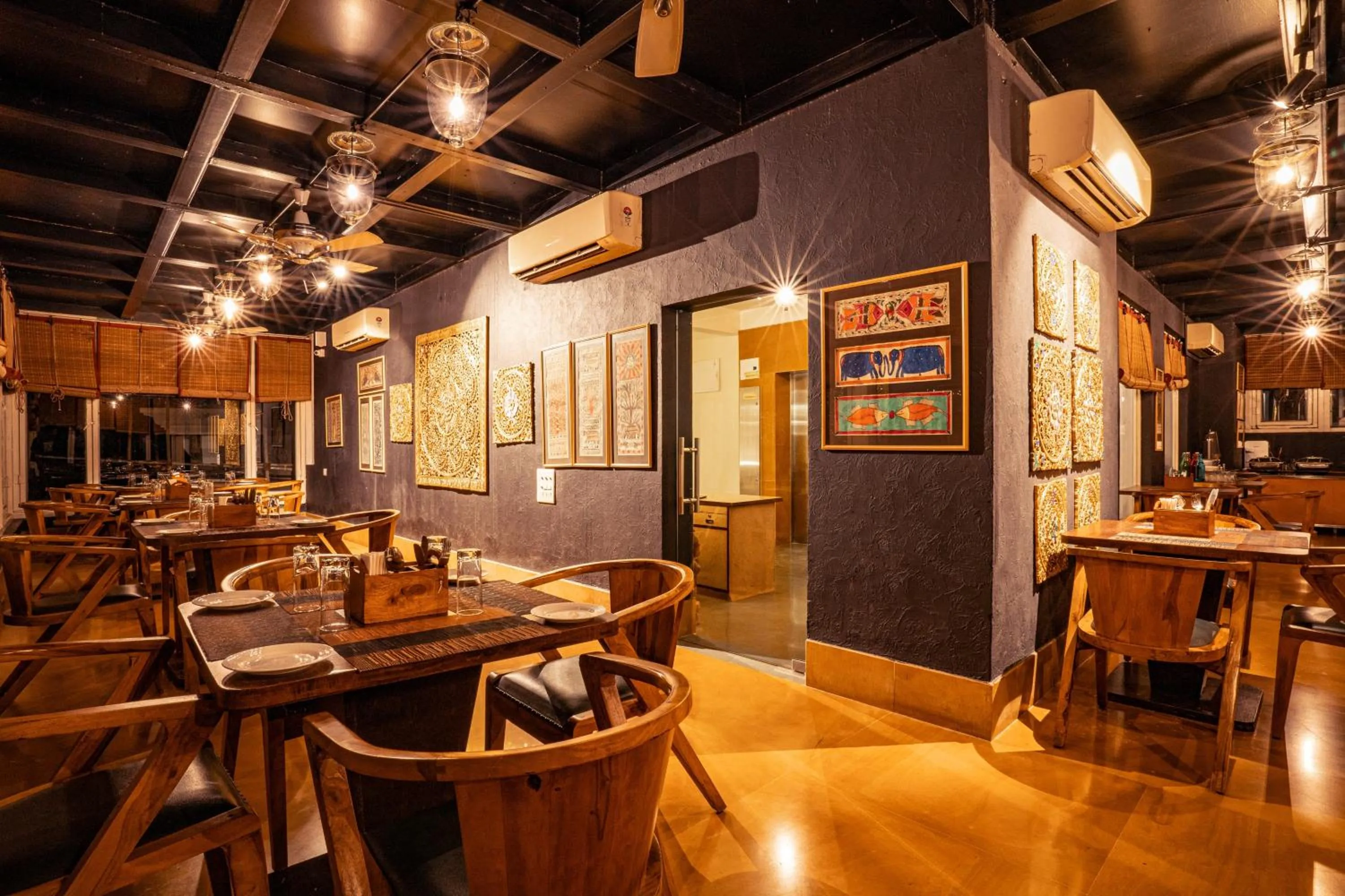 Restaurant/places to eat in Tripli Hotels Shiv Villas