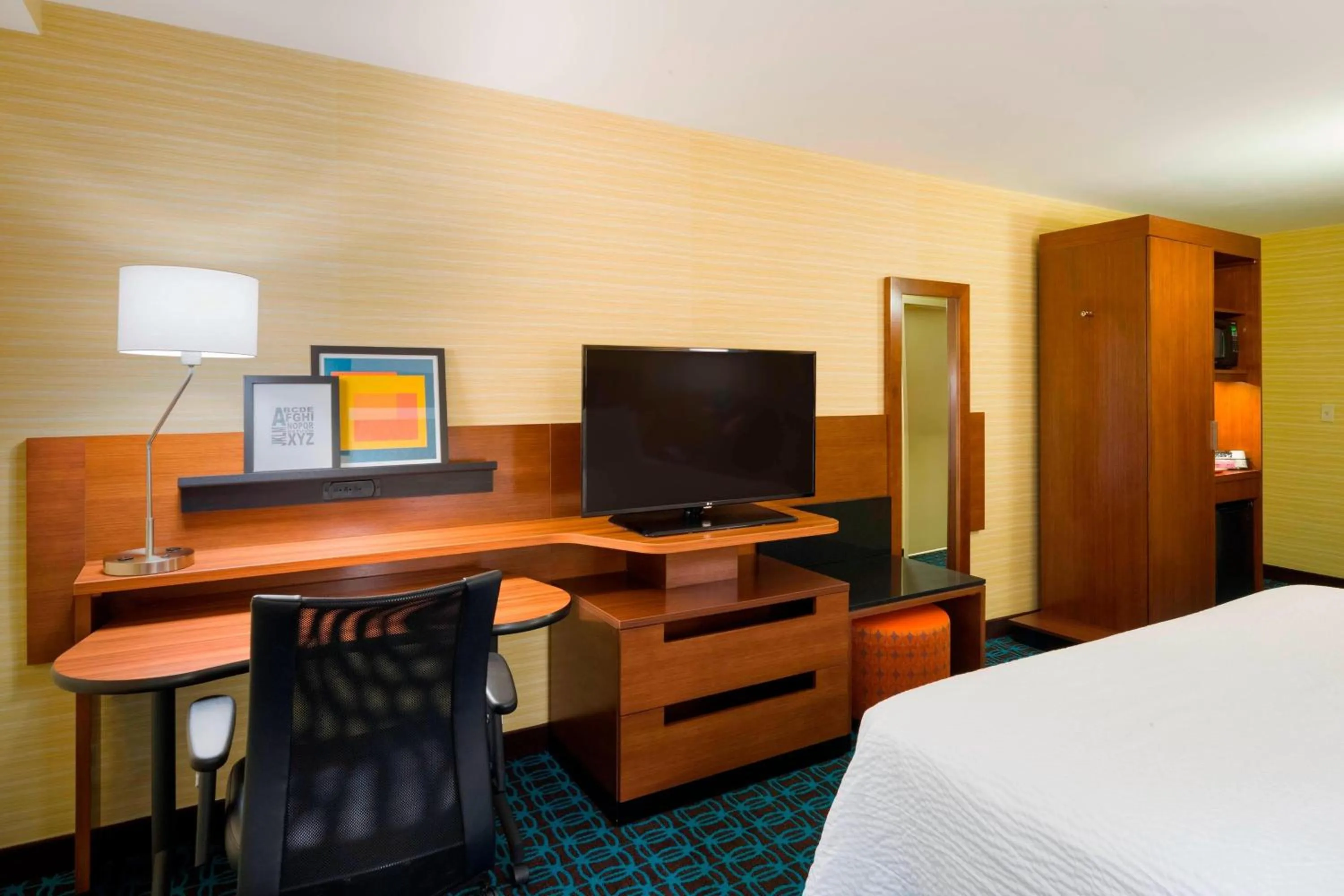 Photo of the whole room, Bed in Fairfield Inn & Suites by Marriott Paramus