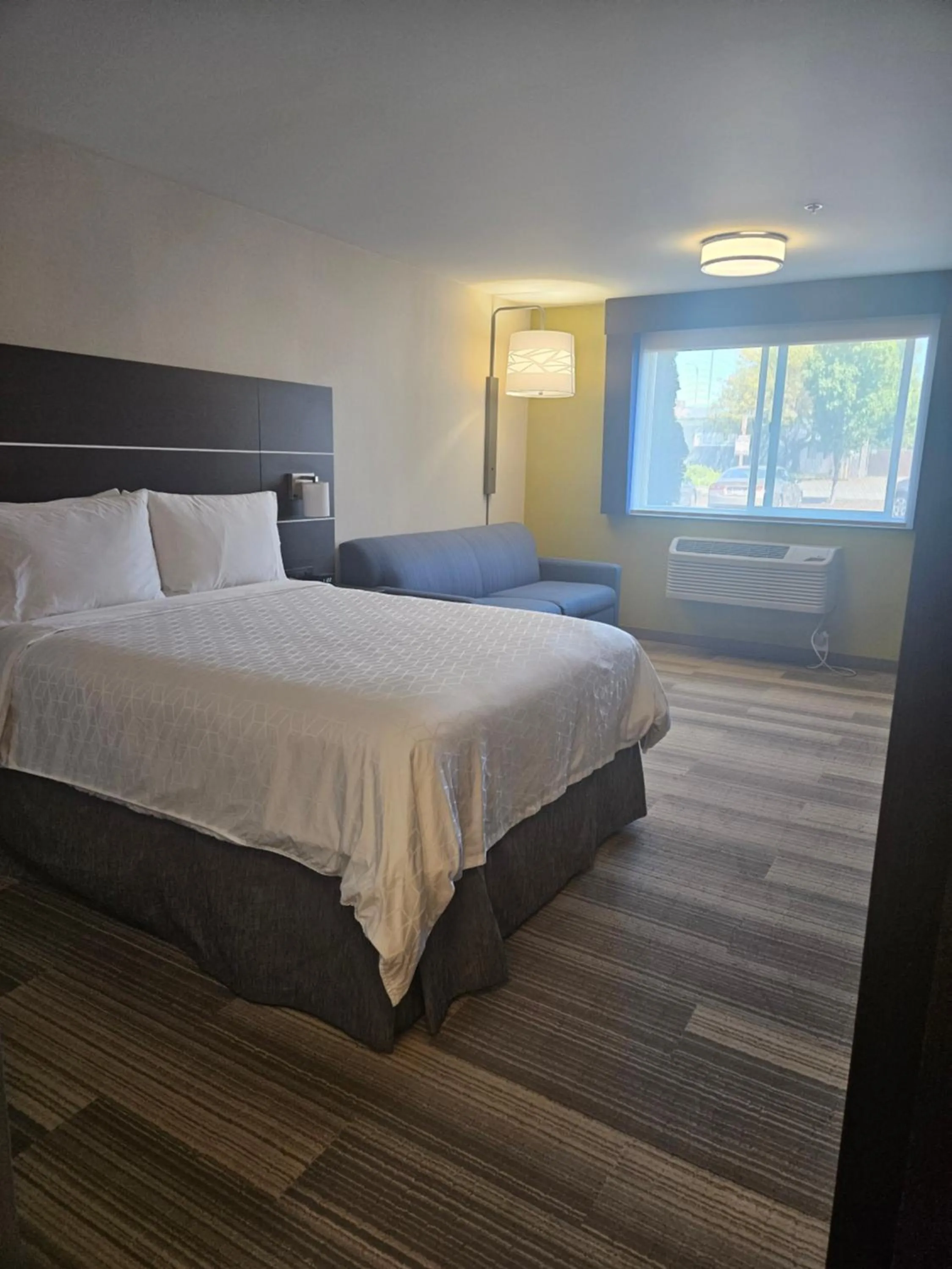 Bedroom, Bed in Holiday Inn Express Hotels & Suites Burlington by IHG