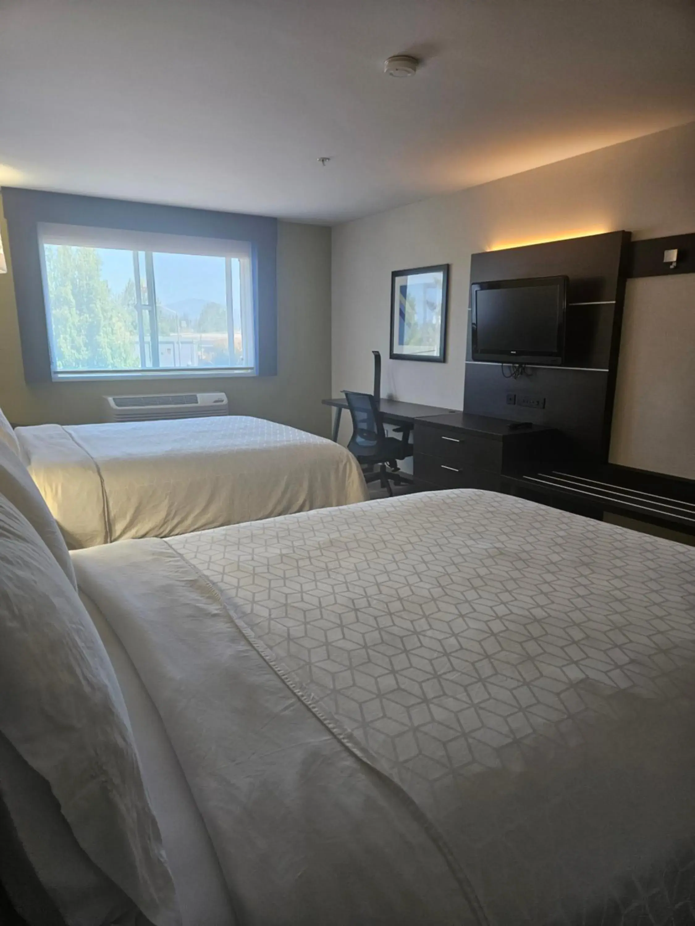 Standard Room with Two Queen Beds in Holiday Inn Express Hotels & Suites Burlington by IHG Standard Room with Two Queen Beds in Holiday Inn Express Hotels & Suites Burlington by IHG