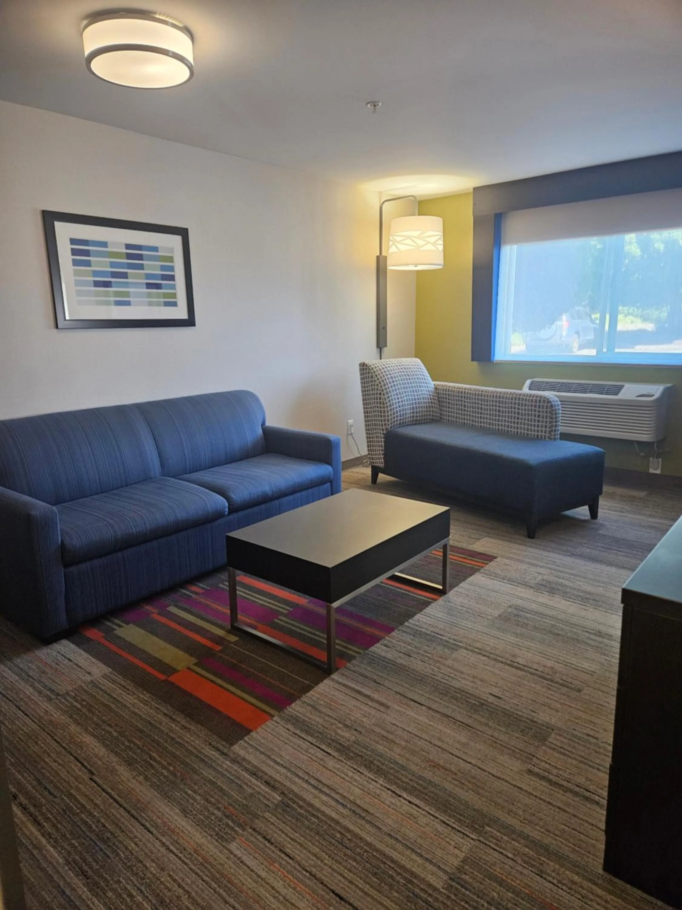 Seating area in Holiday Inn Express Hotels & Suites Burlington by IHG