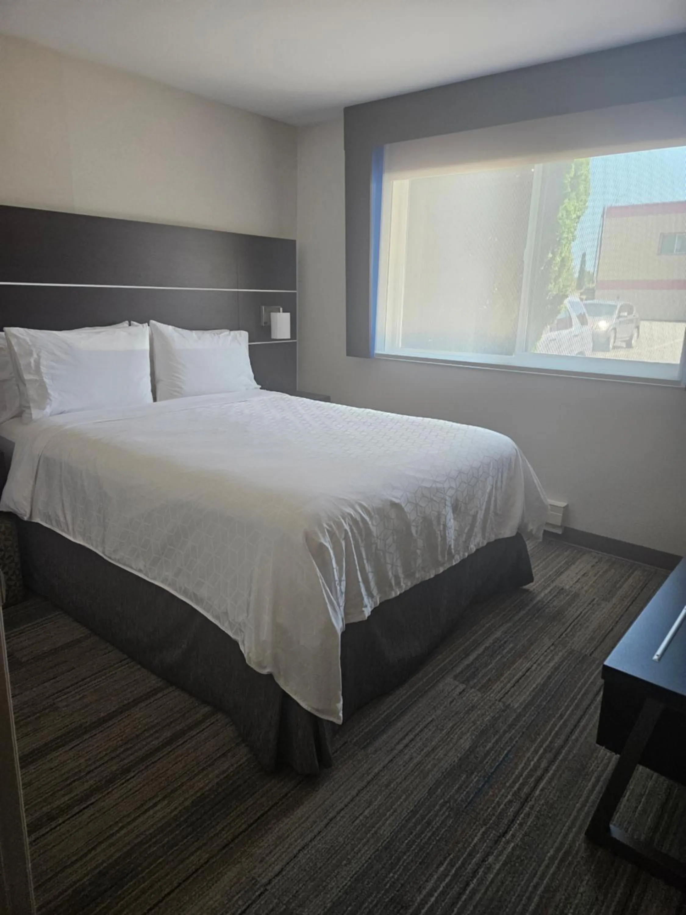 Bed in Holiday Inn Express Hotels & Suites Burlington by IHG