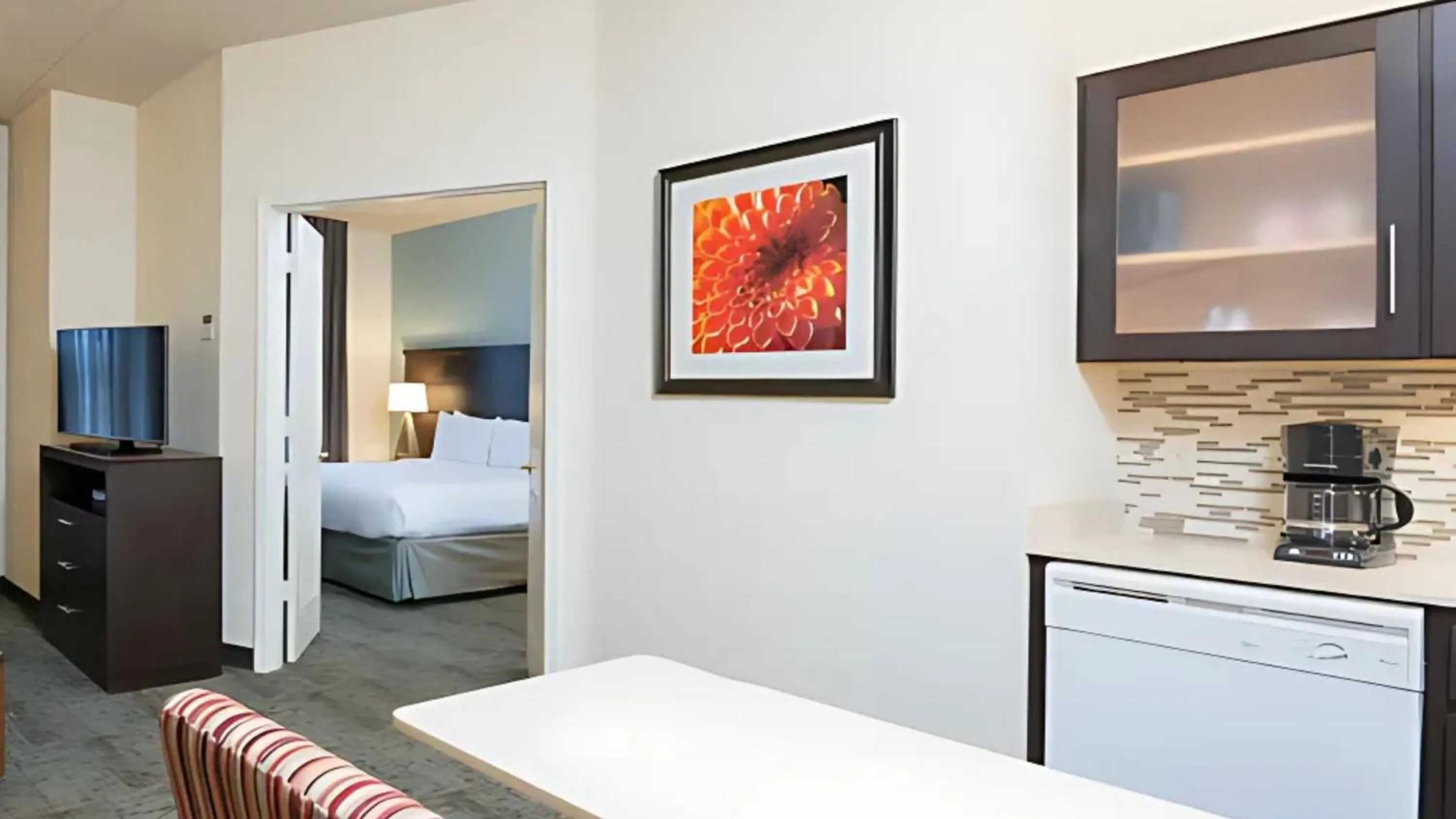 Photo of the whole room, Bed in Staybridge Suites Chicago-Oakbrook Terrace by IHG