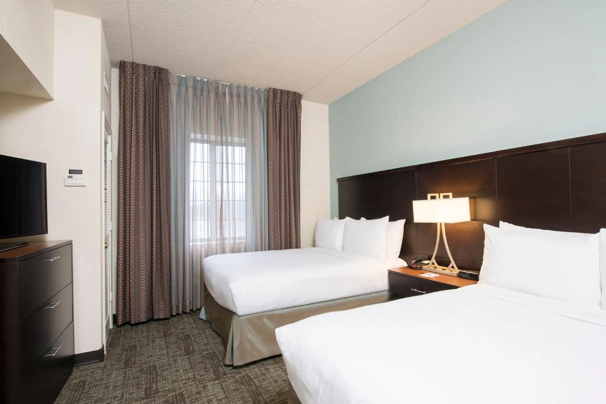 Photo of the whole room, Bed in Staybridge Suites Chicago-Oakbrook Terrace by IHG
