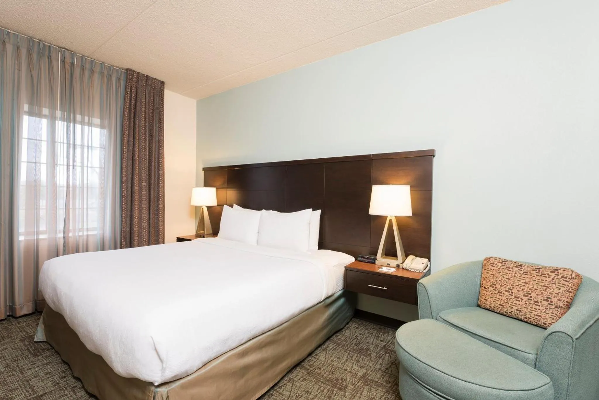 Photo of the whole room, Bed in Staybridge Suites Chicago-Oakbrook Terrace by IHG