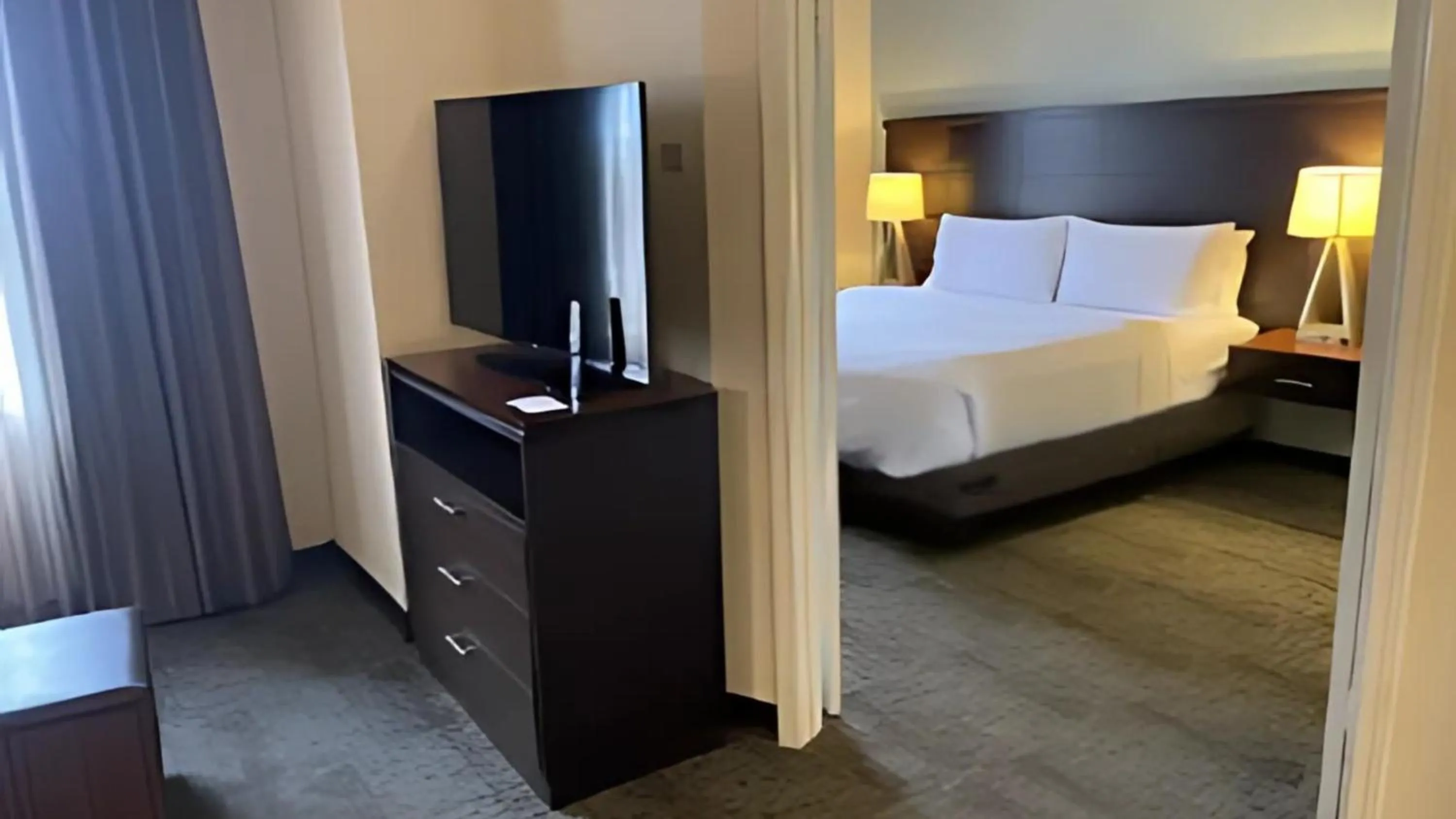 Photo of the whole room, Bed in Staybridge Suites Chicago-Oakbrook Terrace by IHG