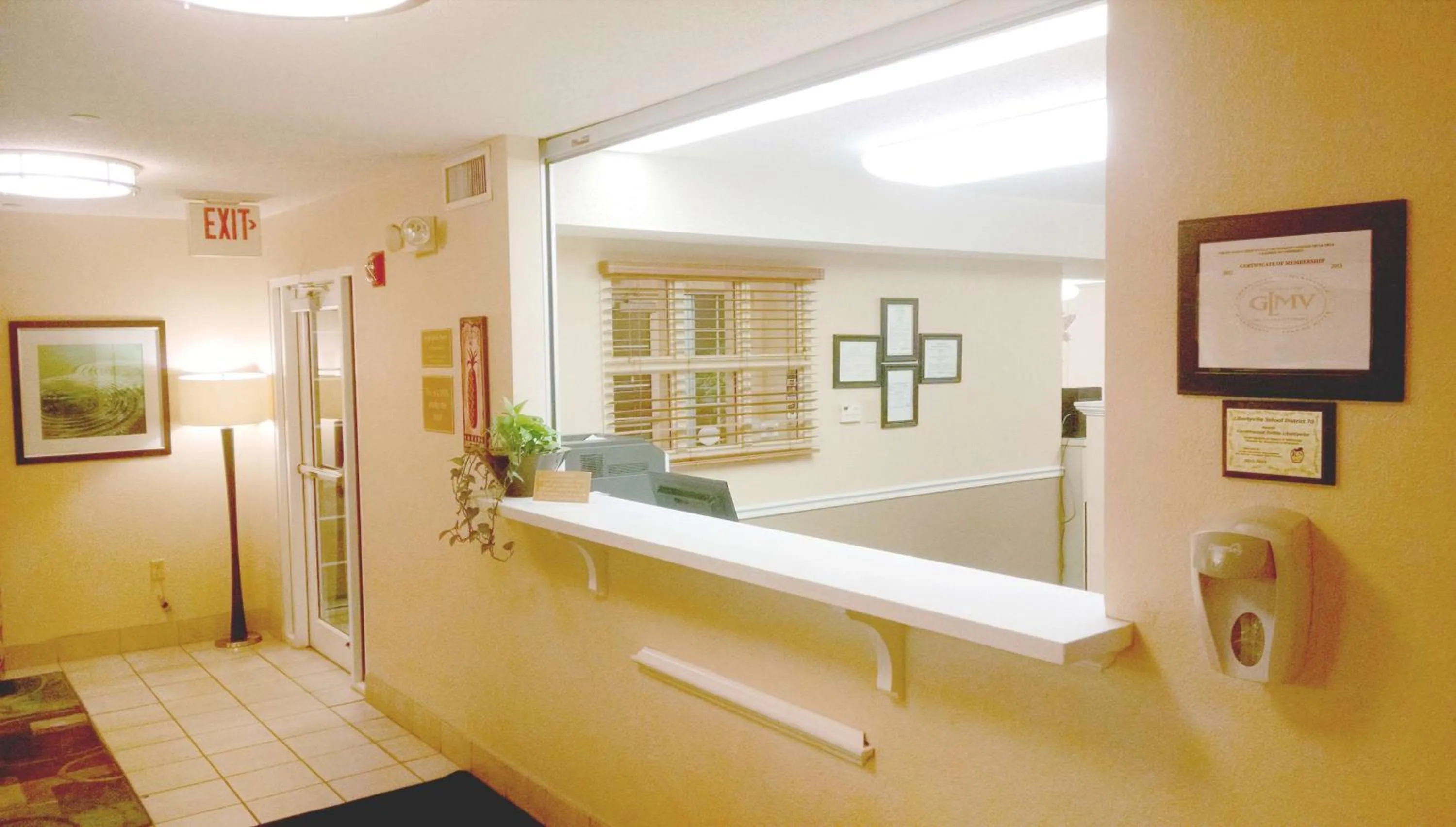 Lobby or reception in Sonesta Simply Suites Chicago Libertyville