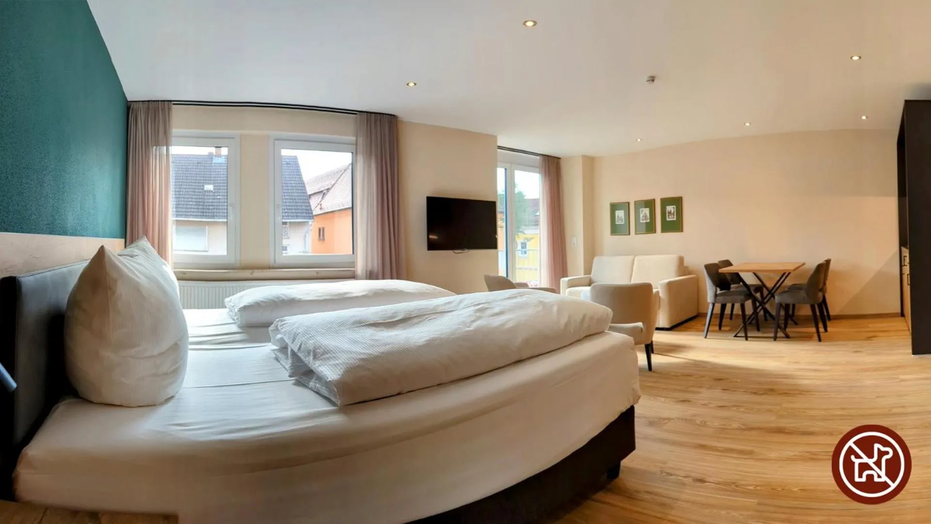 Living room, Bed in Hotel Brauerei Gasthof Höhn