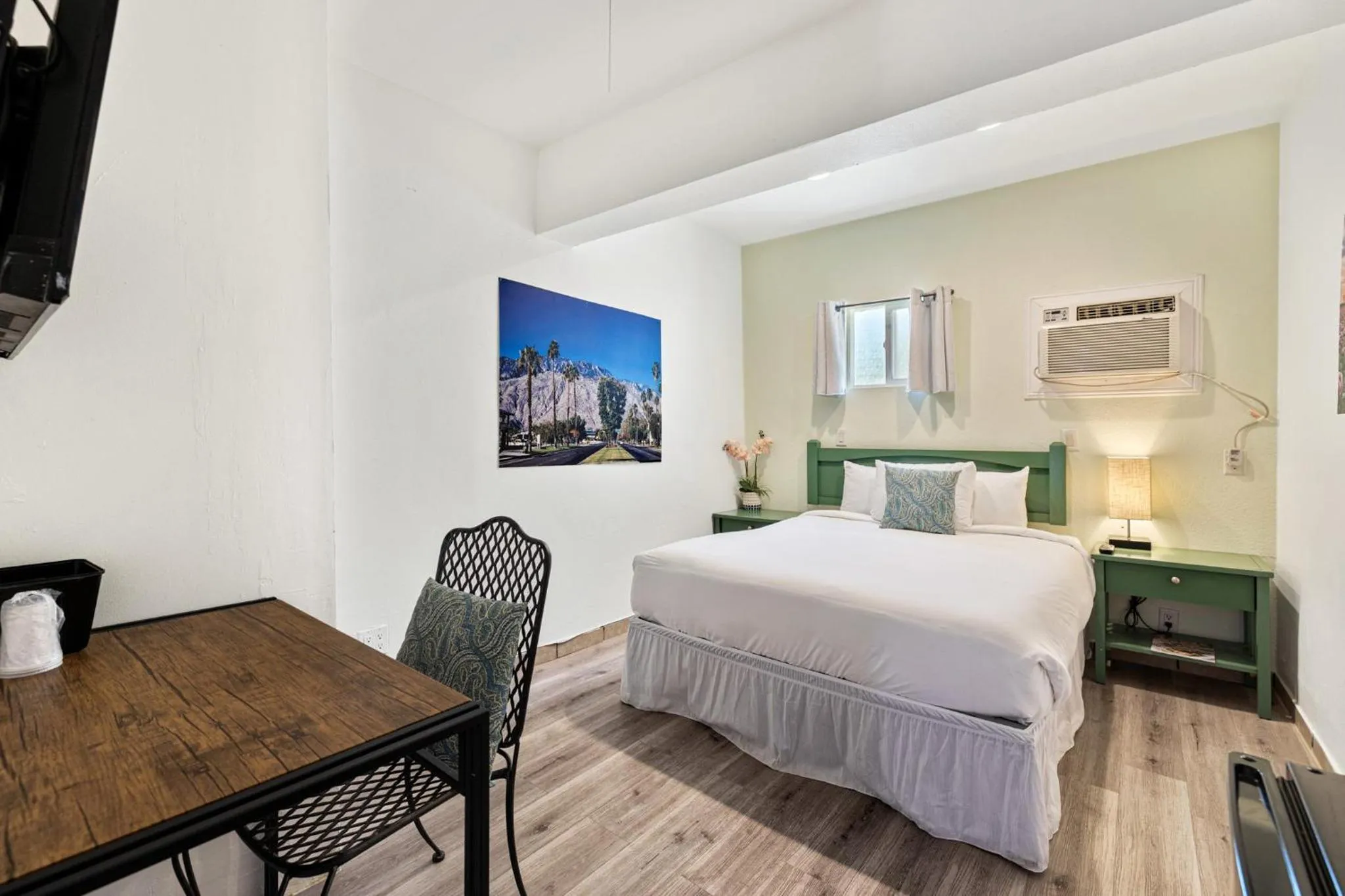 Bed in Inn at Palm Springs