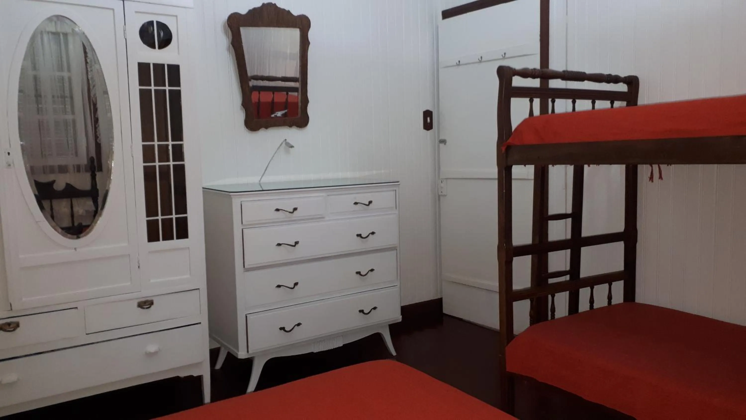 Bedroom, Bed in Chale de Madeira - Lareira e Fogueira---lindo gramado com mesa para café da manhã, churrasqueira e fogueira