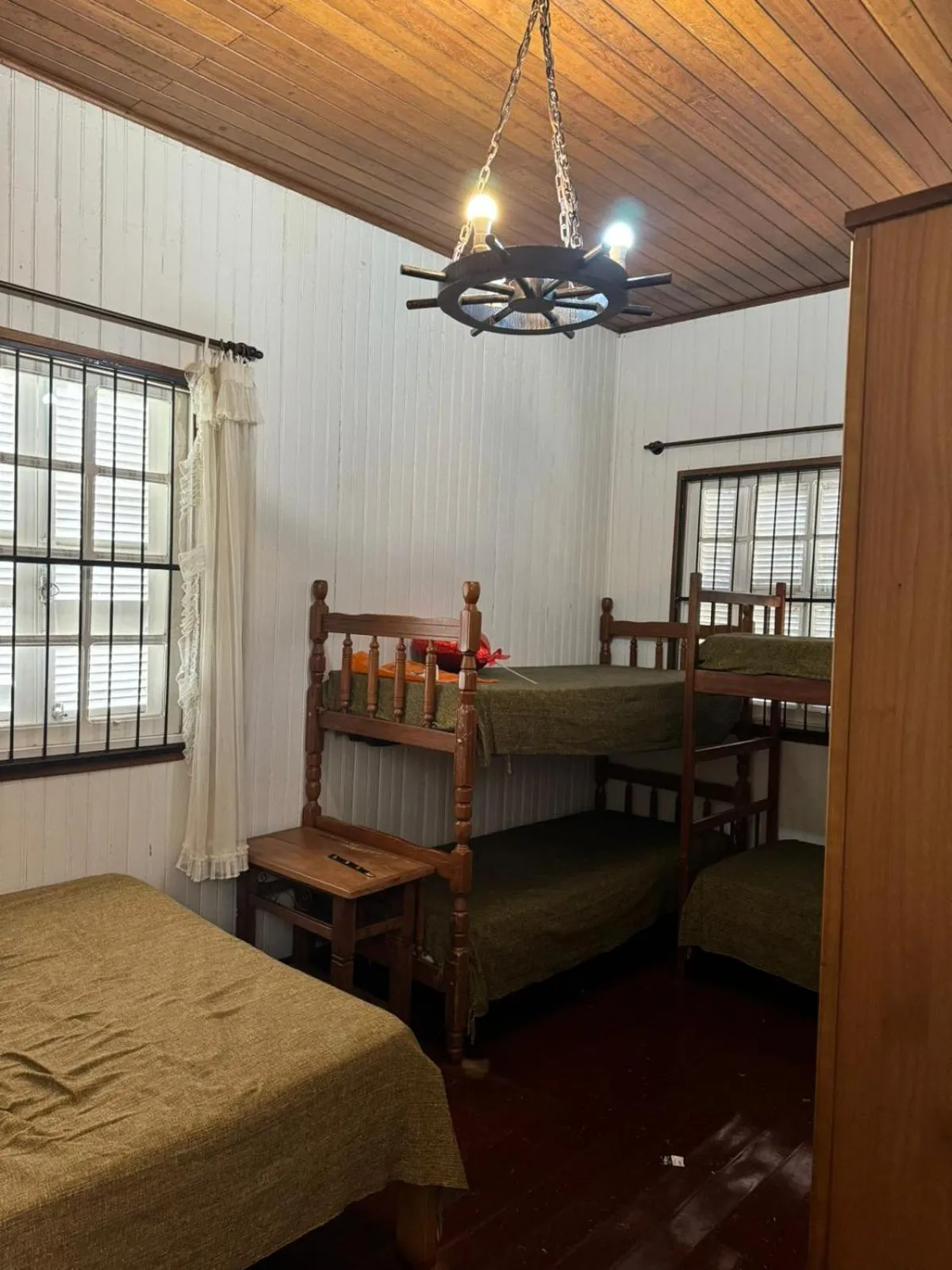 Bedroom, Bed in Chale de Madeira - Lareira e Fogueira---lindo gramado com mesa para café da manhã, churrasqueira e fogueira
