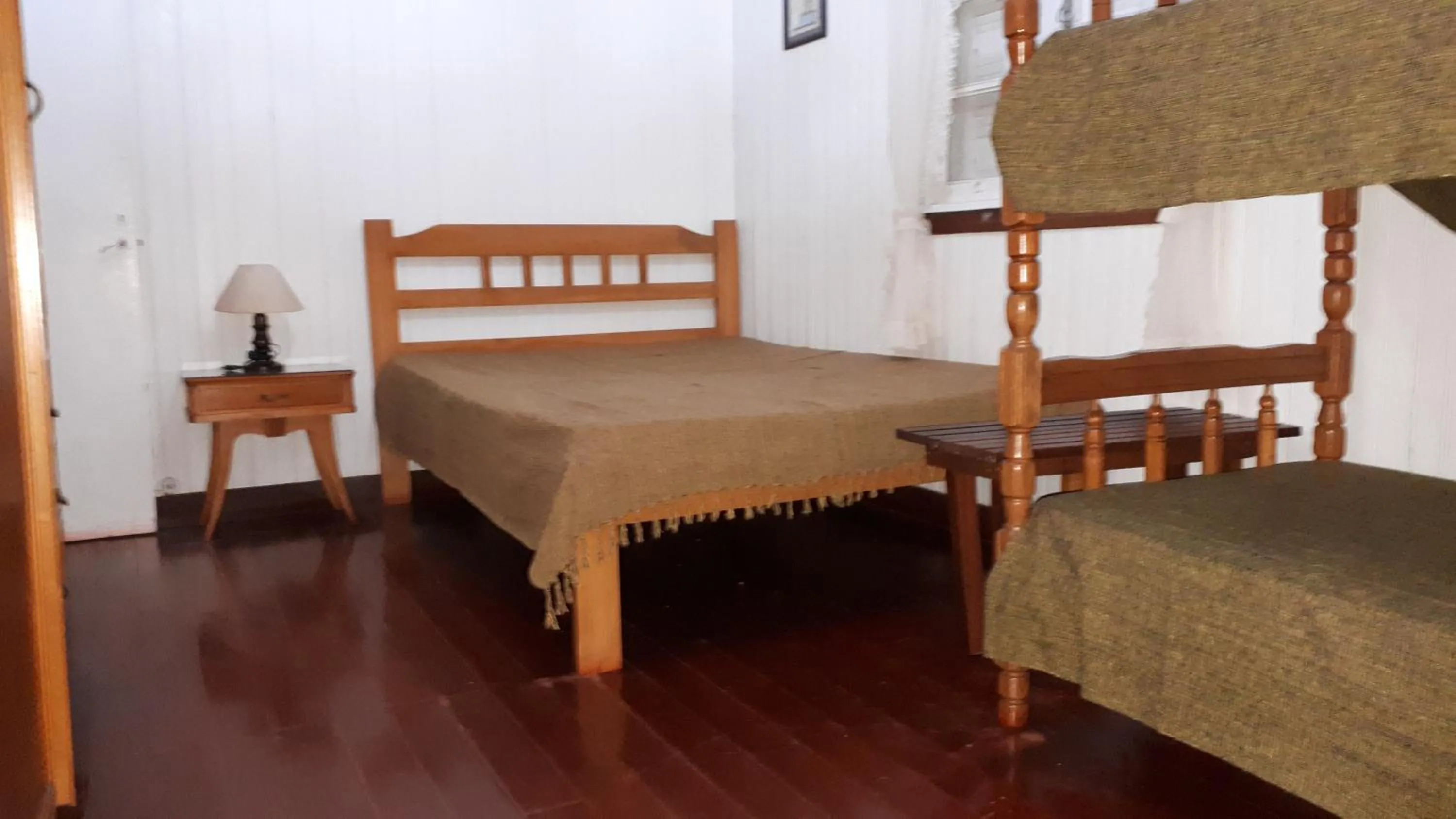 Bedroom, Bed in Chale de Madeira - Lareira e Fogueira---lindo gramado com mesa para café da manhã, churrasqueira e fogueira