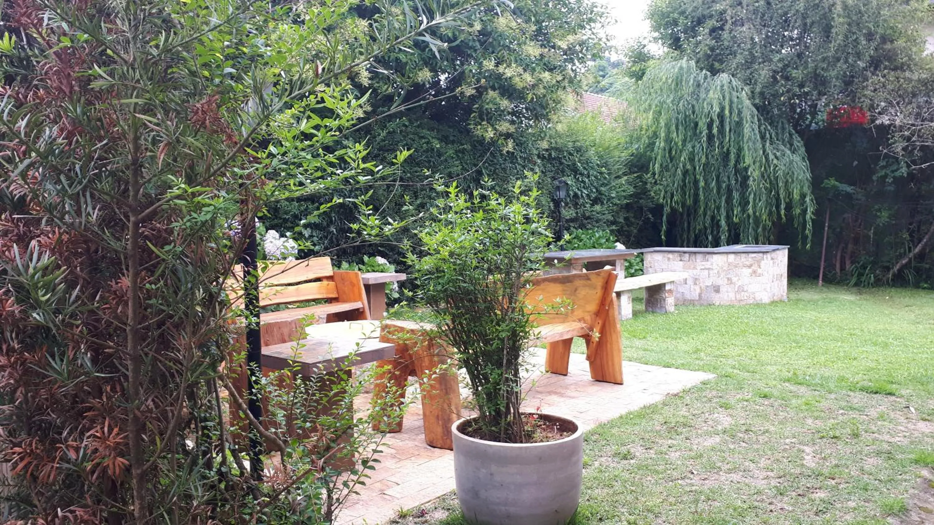 Garden in Chale de Madeira - Lareira e Fogueira---lindo gramado com mesa para café da manhã, churrasqueira e fogueira