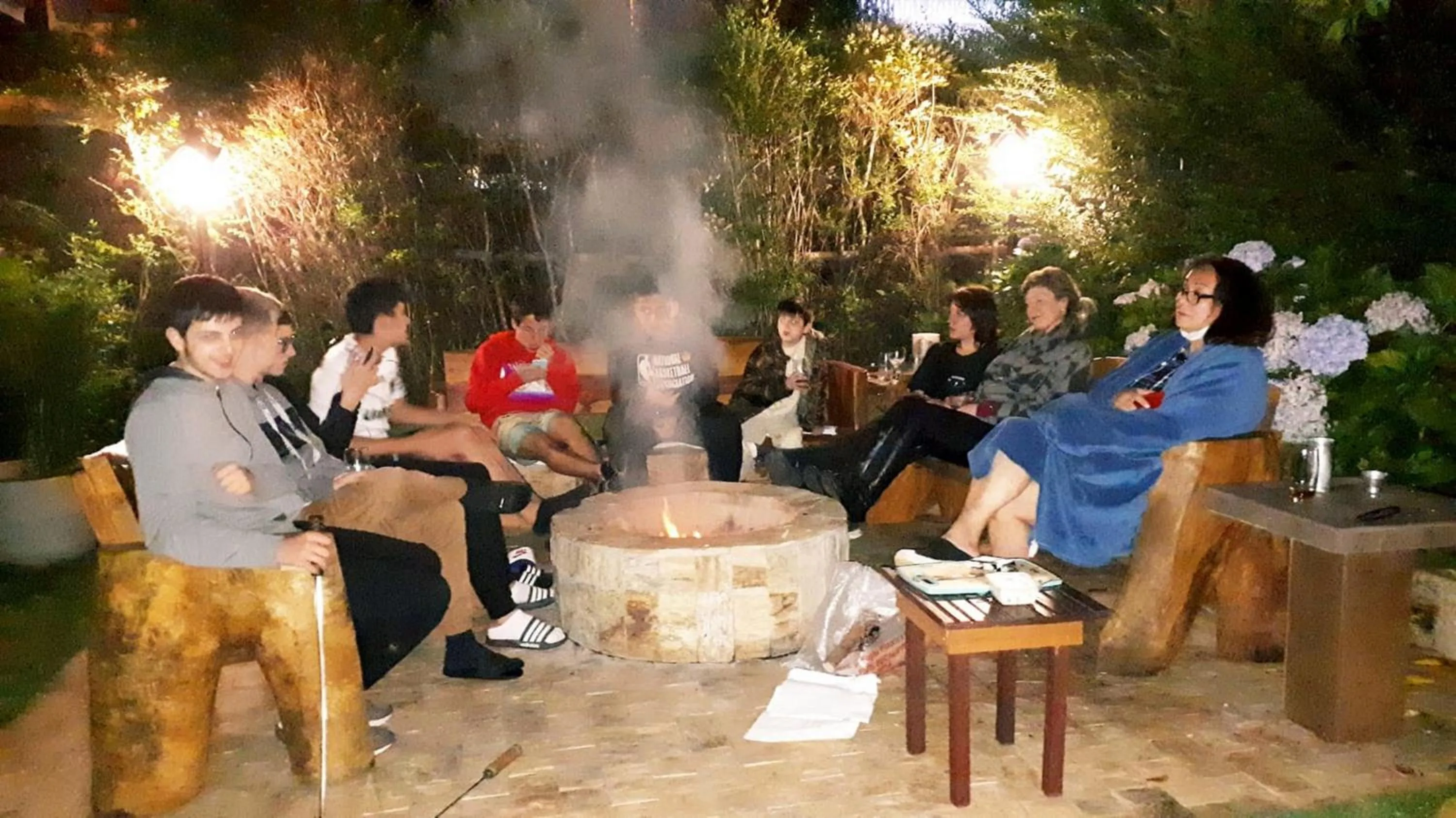 Evening entertainment in Chale de Madeira - Lareira e Fogueira---lindo gramado com mesa para café da manhã, churrasqueira e fogueira