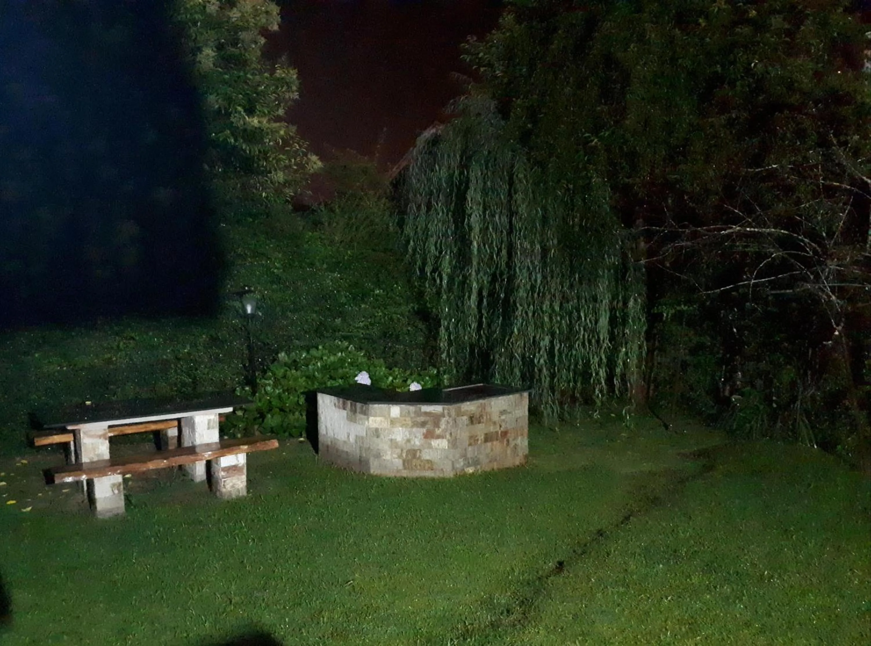 BBQ facilities in Chale de Madeira - Lareira e Fogueira---lindo gramado com mesa para café da manhã, churrasqueira e fogueira