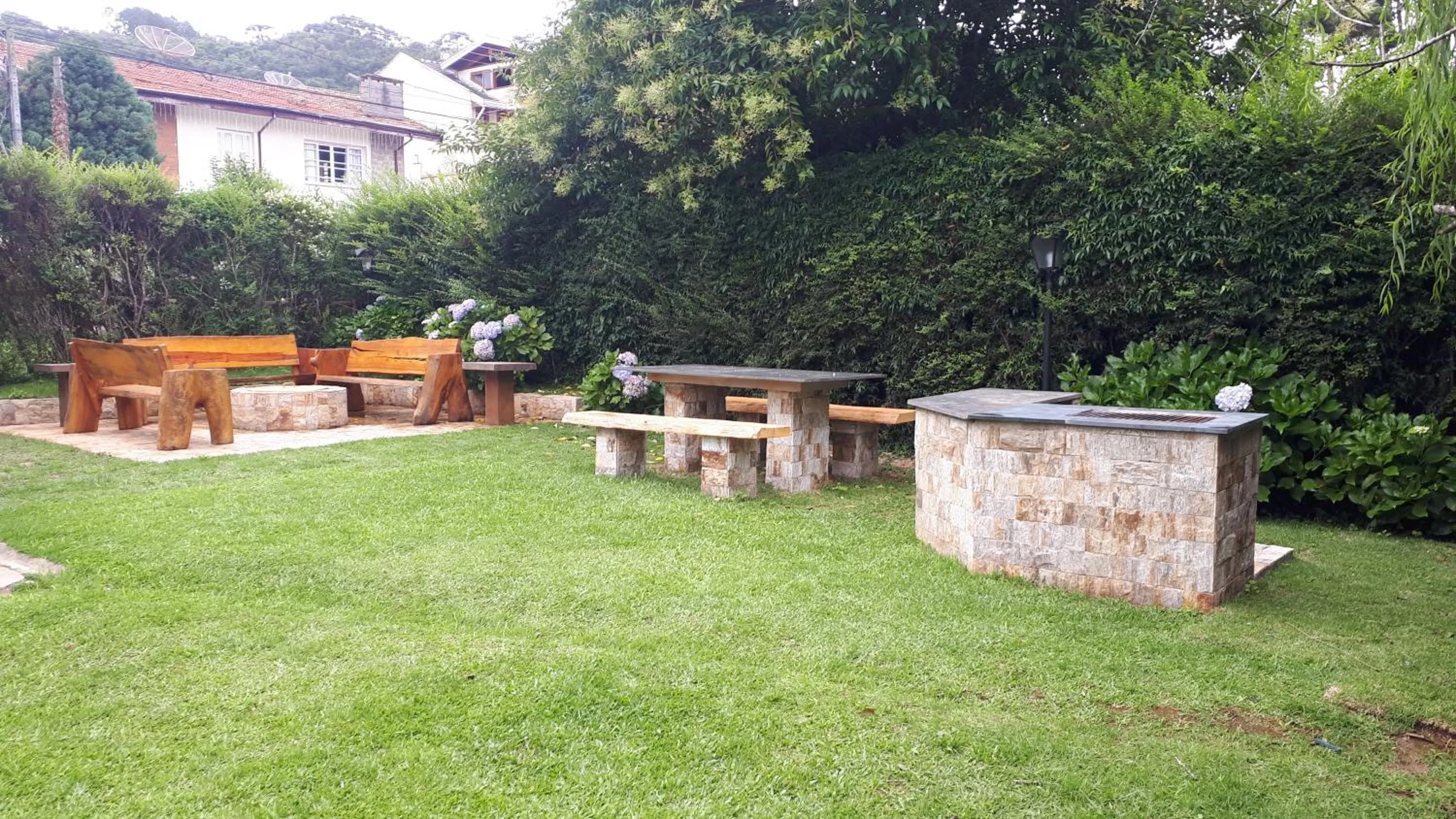 Garden in Chale de Madeira - Lareira e Fogueira---lindo gramado com mesa para café da manhã, churrasqueira e fogueira