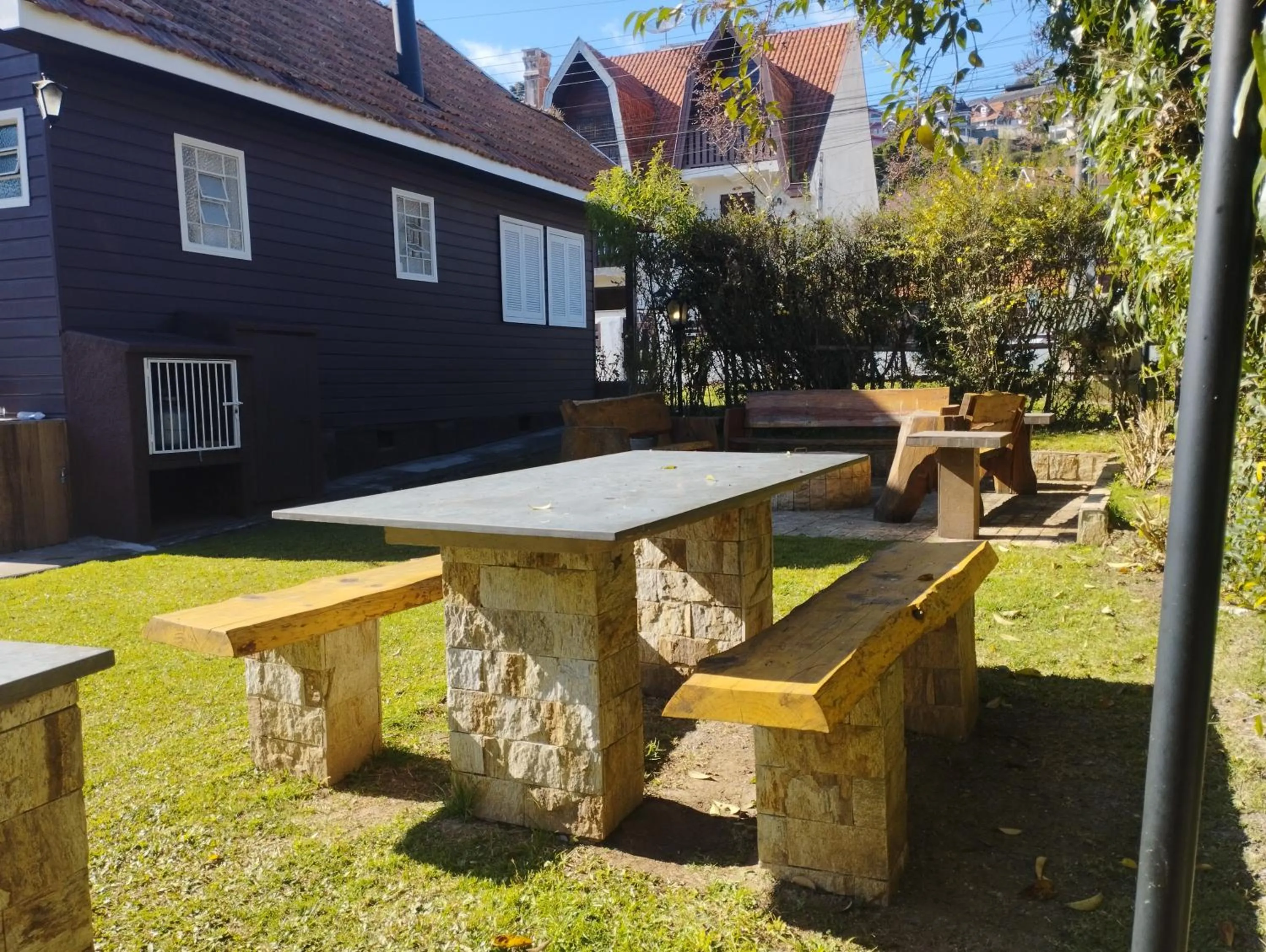 Garden in Chale de Madeira - Lareira e Fogueira---lindo gramado com mesa para café da manhã, churrasqueira e fogueira